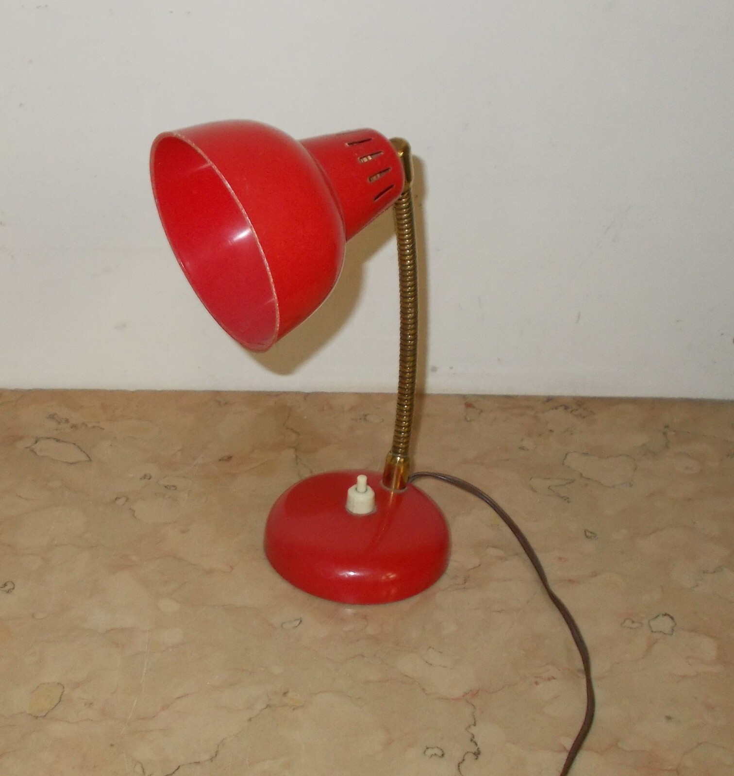Modernariato, Design: Decorativa Lampada Da Scrivania O Comodino In Plastica Rossa