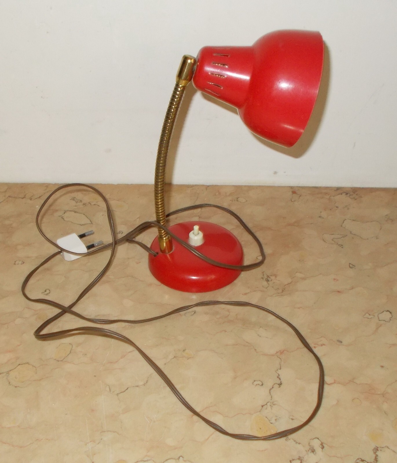 Modernariato, Design: Decorativa Lampada Da Scrivania O Comodino In Plastica Rossa
