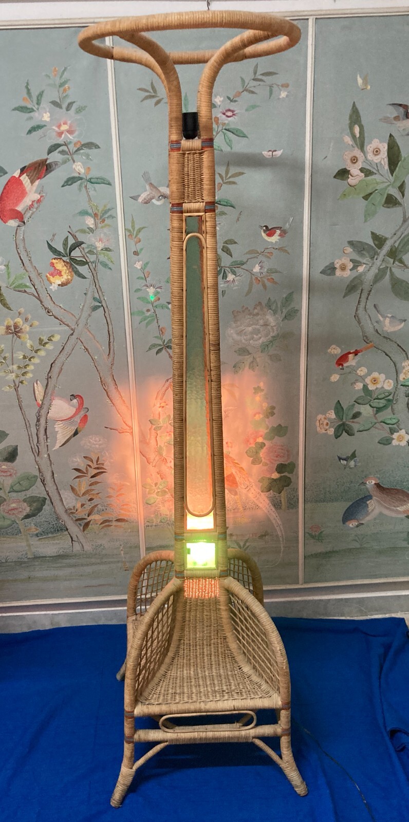 Modernariato, Design, Decorativa Lampada Piantana Con Vetri Colorati In Rattan E Vimini