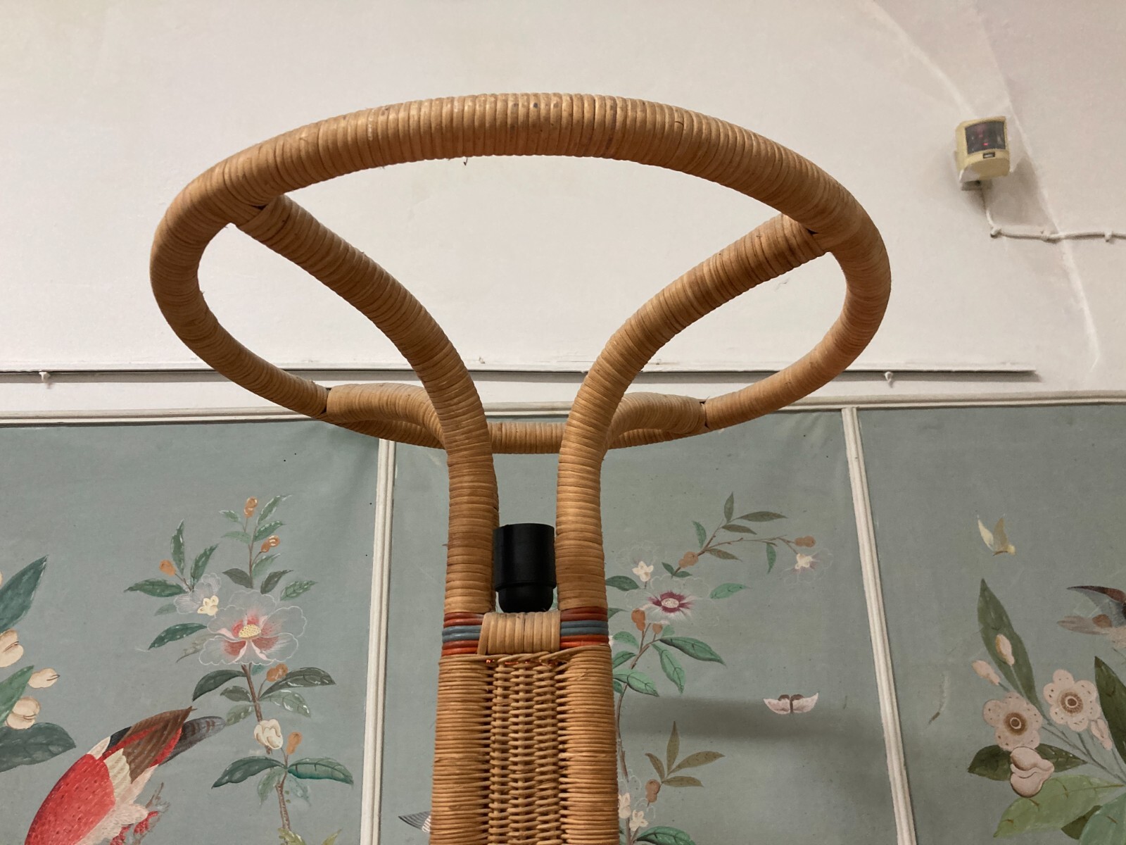 Modernariato, Design, Decorativa Lampada Piantana Con Vetri Colorati In Rattan E Vimini