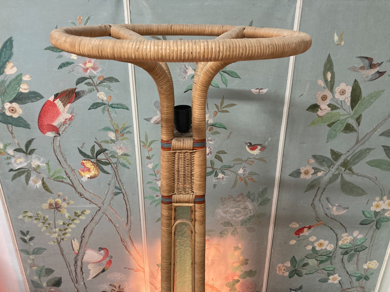 Modernariato, Design, Decorativa Lampada Piantana Con Vetri Colorati In Rattan E Vimini