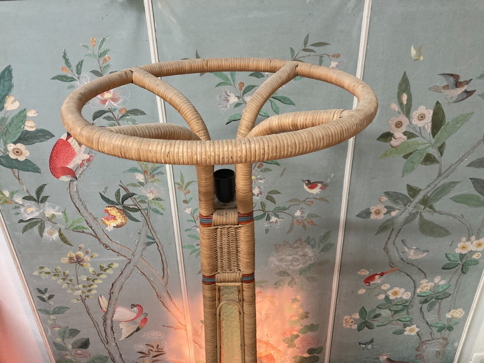 Modernariato, Design, Decorativa Lampada Piantana Con Vetri Colorati In Rattan E Vimini