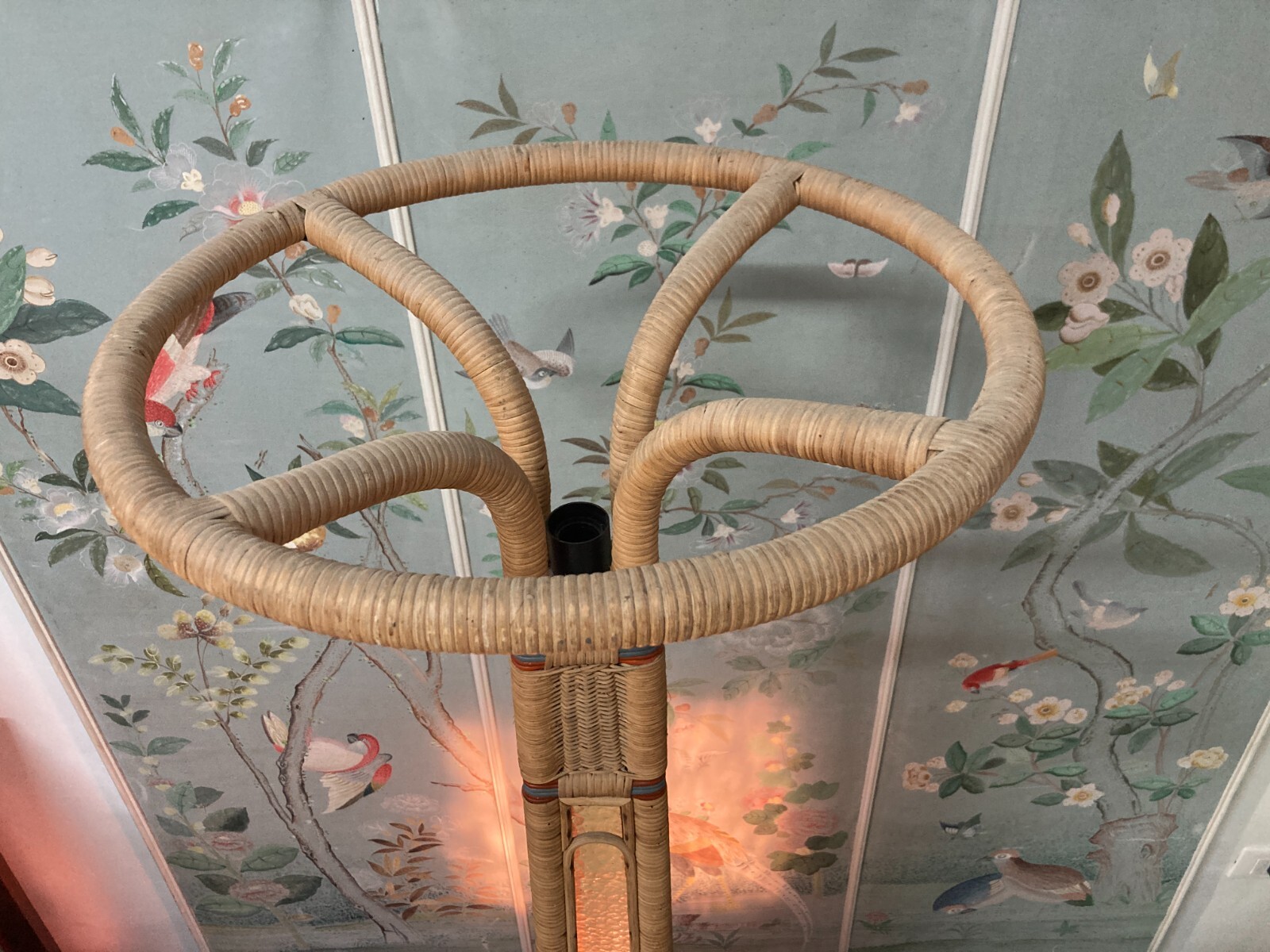 Modernariato, Design, Decorativa Lampada Piantana Con Vetri Colorati In Rattan E Vimini