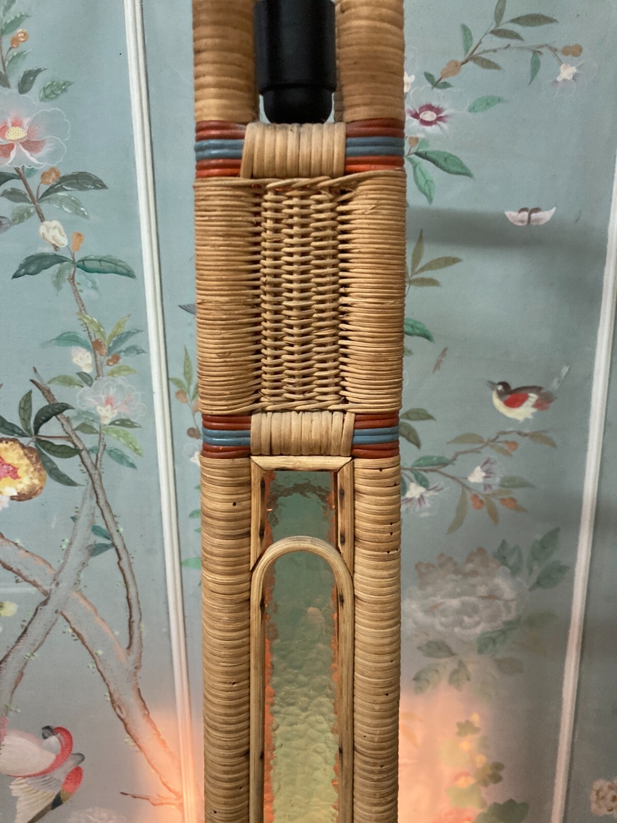 Modernariato, Design, Decorativa Lampada Piantana Con Vetri Colorati In Rattan E Vimini