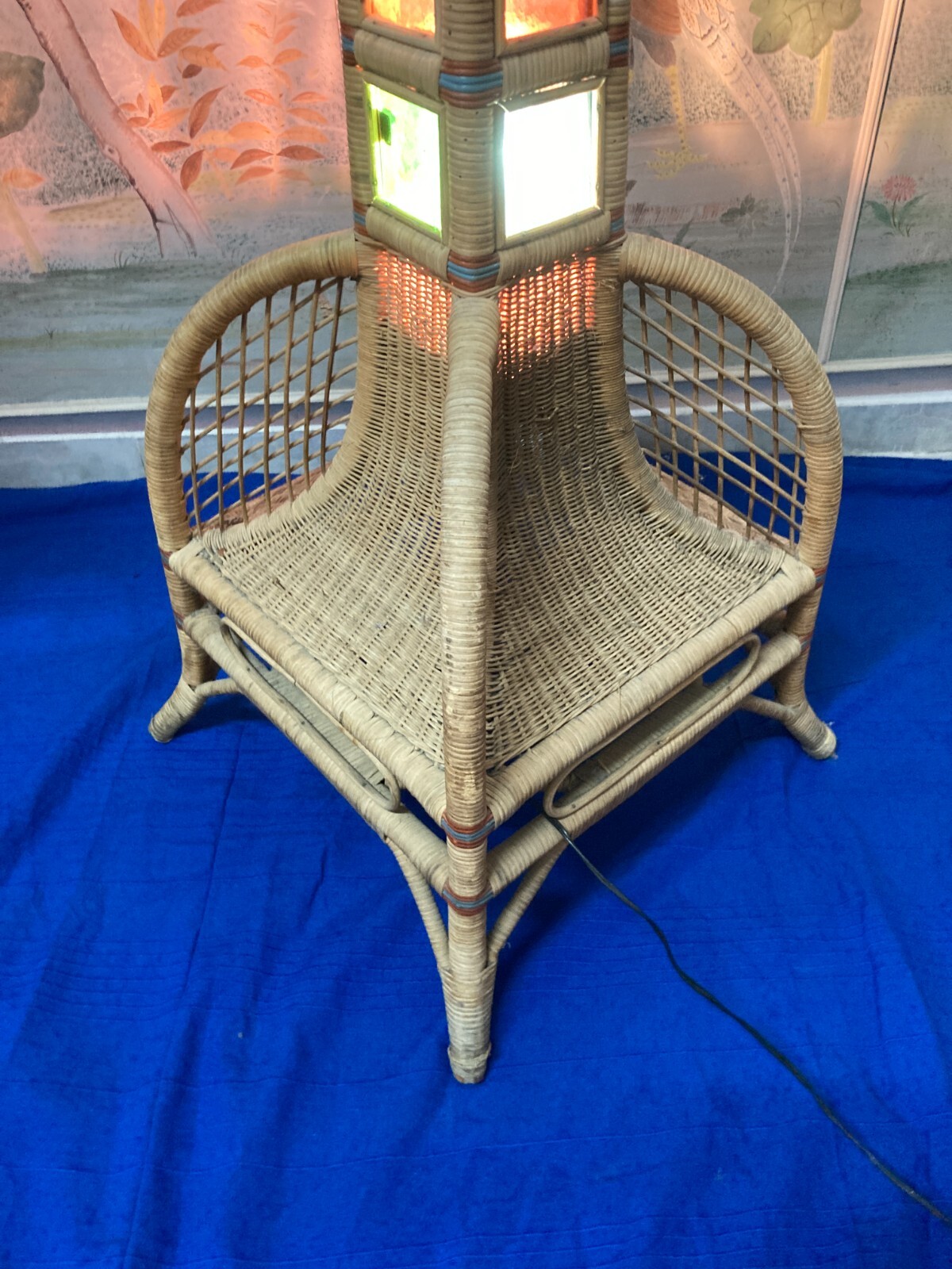 Modernariato, Design, Decorativa Lampada Piantana Con Vetri Colorati In Rattan E Vimini