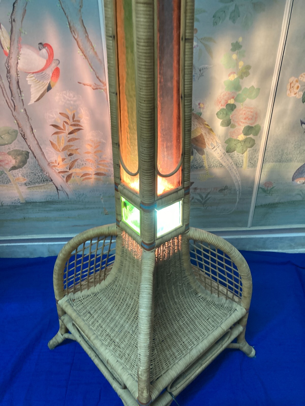 Modernariato, Design, Decorativa Lampada Piantana Con Vetri Colorati In Rattan E Vimini