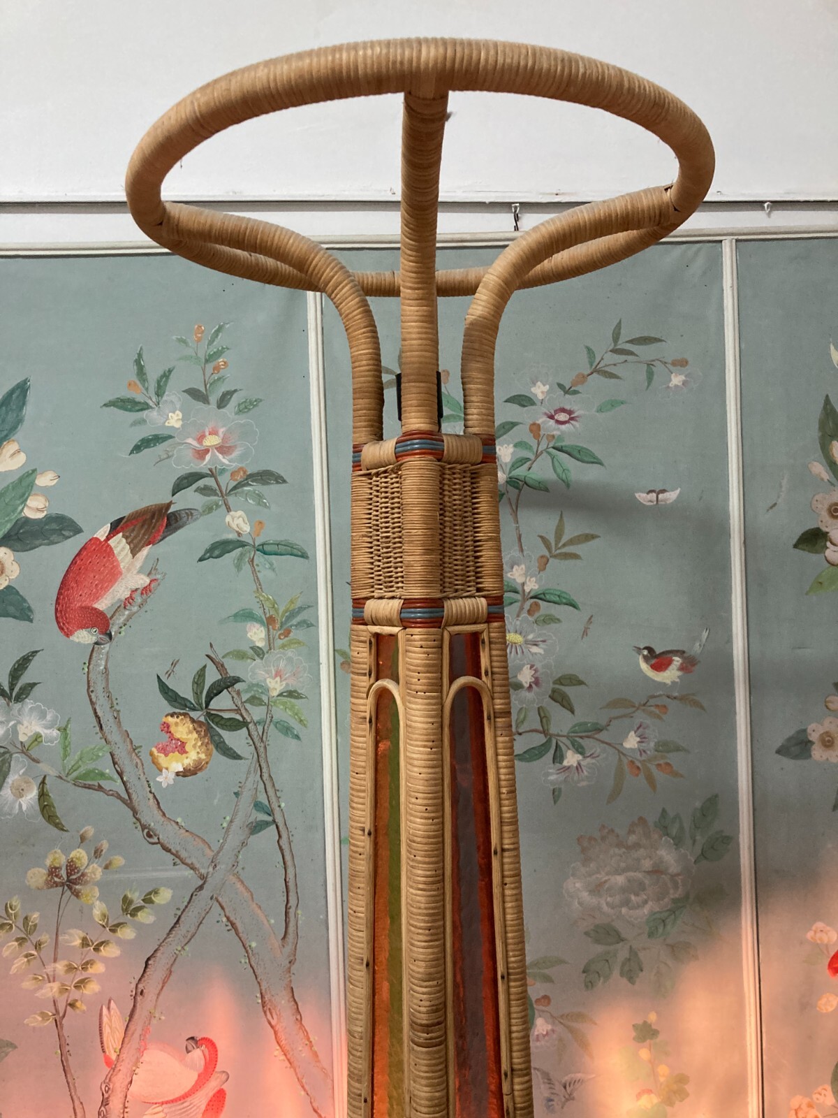 Modernariato, Design, Decorativa Lampada Piantana Con Vetri Colorati In Rattan E Vimini