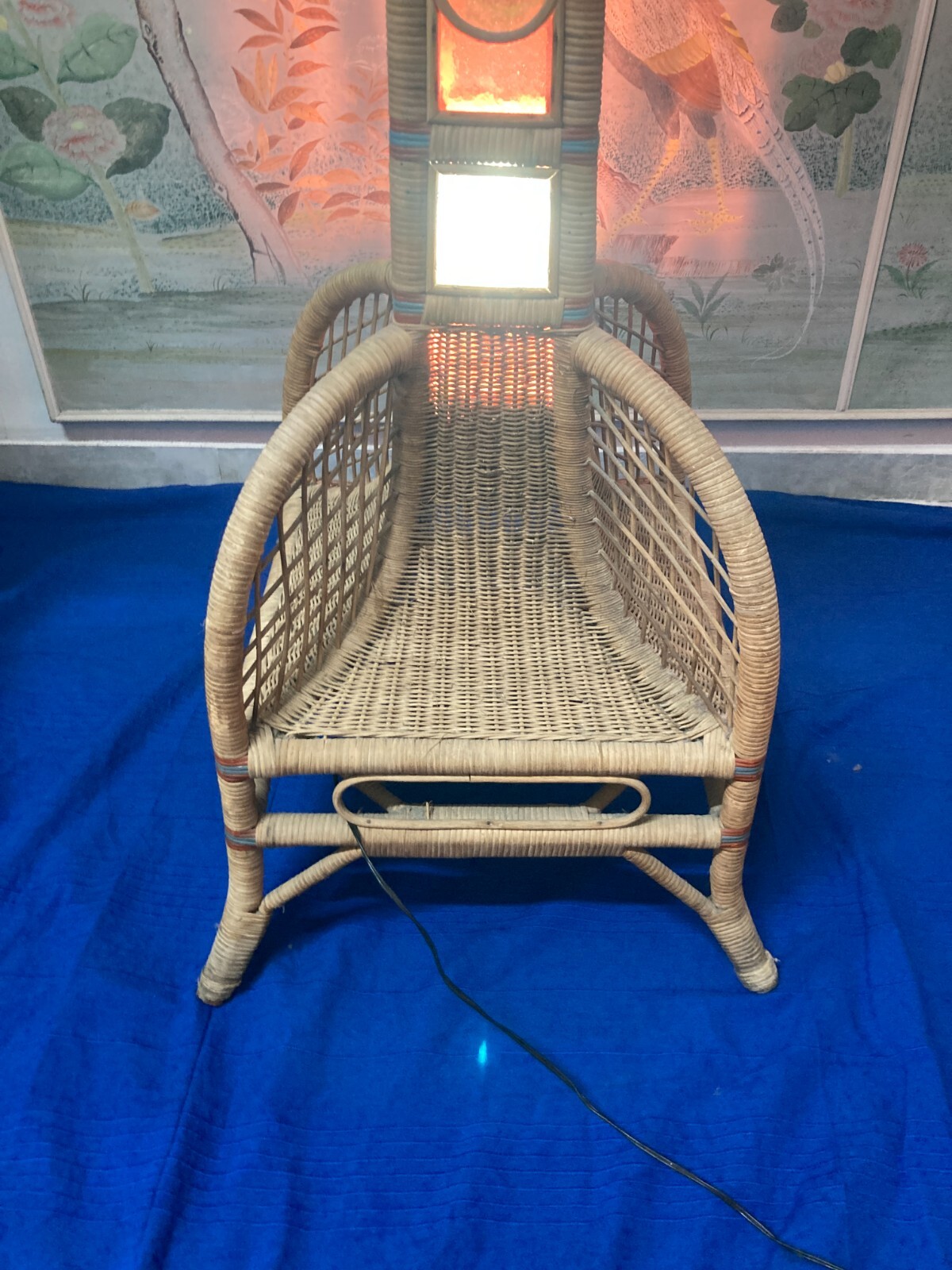 Modernariato, Design, Decorativa Lampada Piantana Con Vetri Colorati In Rattan E Vimini