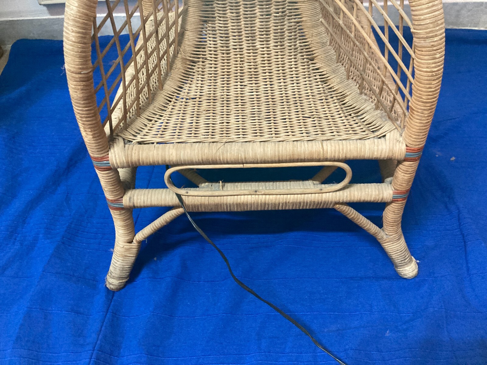 Modernariato, Design, Decorativa Lampada Piantana Con Vetri Colorati In Rattan E Vimini