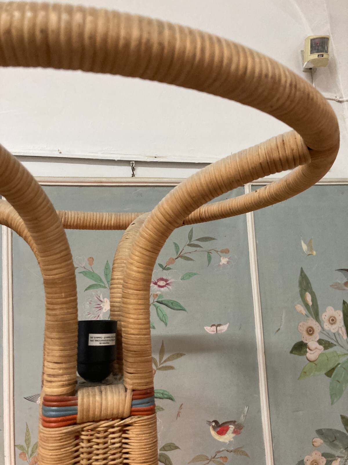 Modernariato, Design, Decorativa Lampada Piantana Con Vetri Colorati In Rattan E Vimini