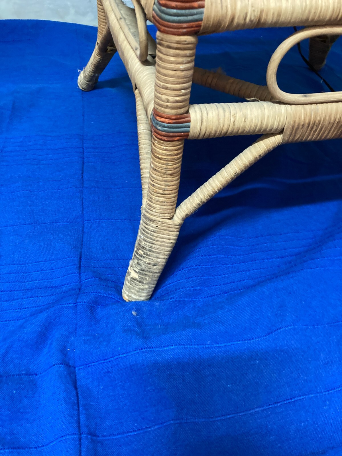 Modernariato, Design, Decorativa Lampada Piantana Con Vetri Colorati In Rattan E Vimini