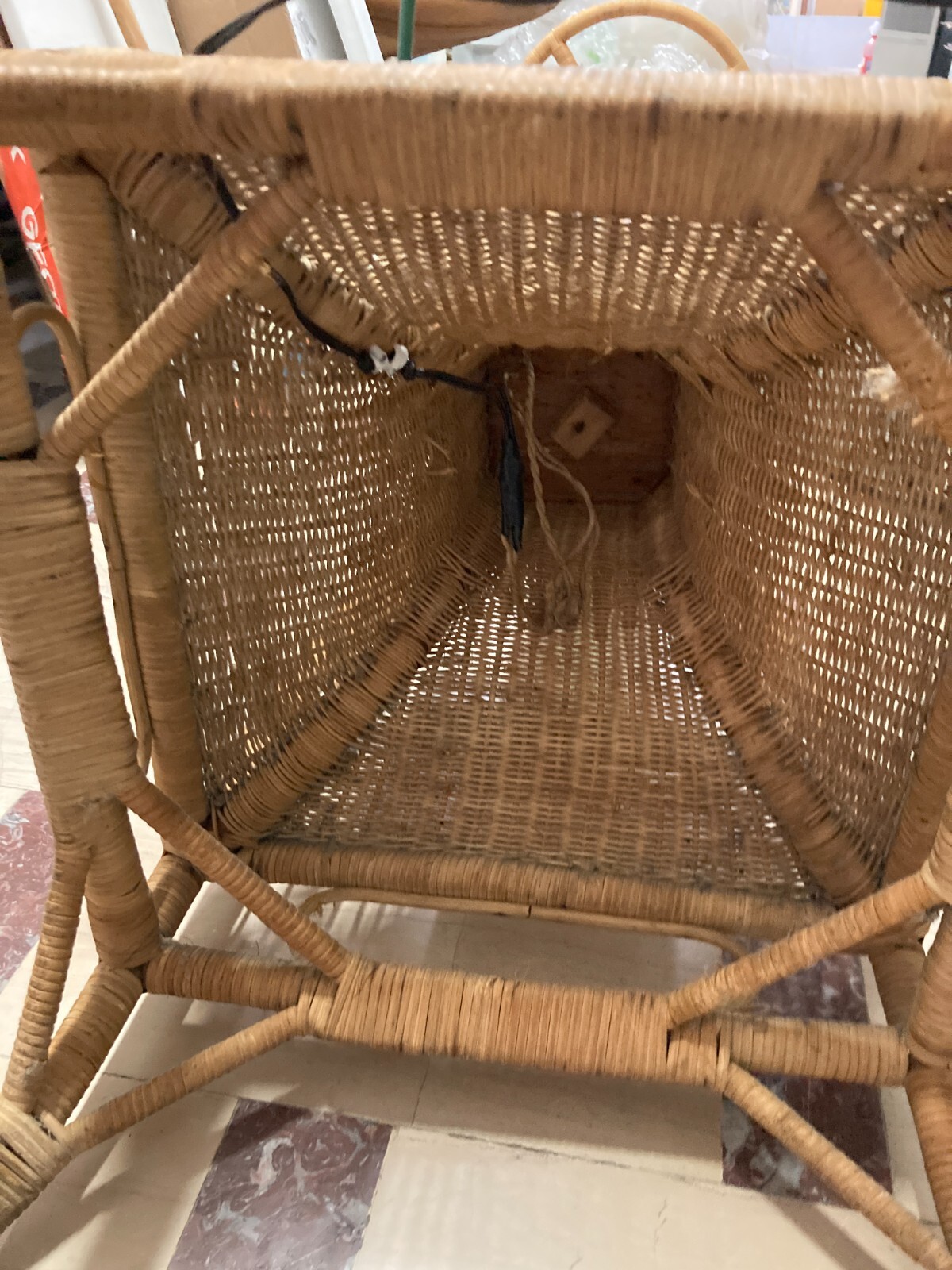 Modernariato, Design, Decorativa Lampada Piantana Con Vetri Colorati In Rattan E Vimini