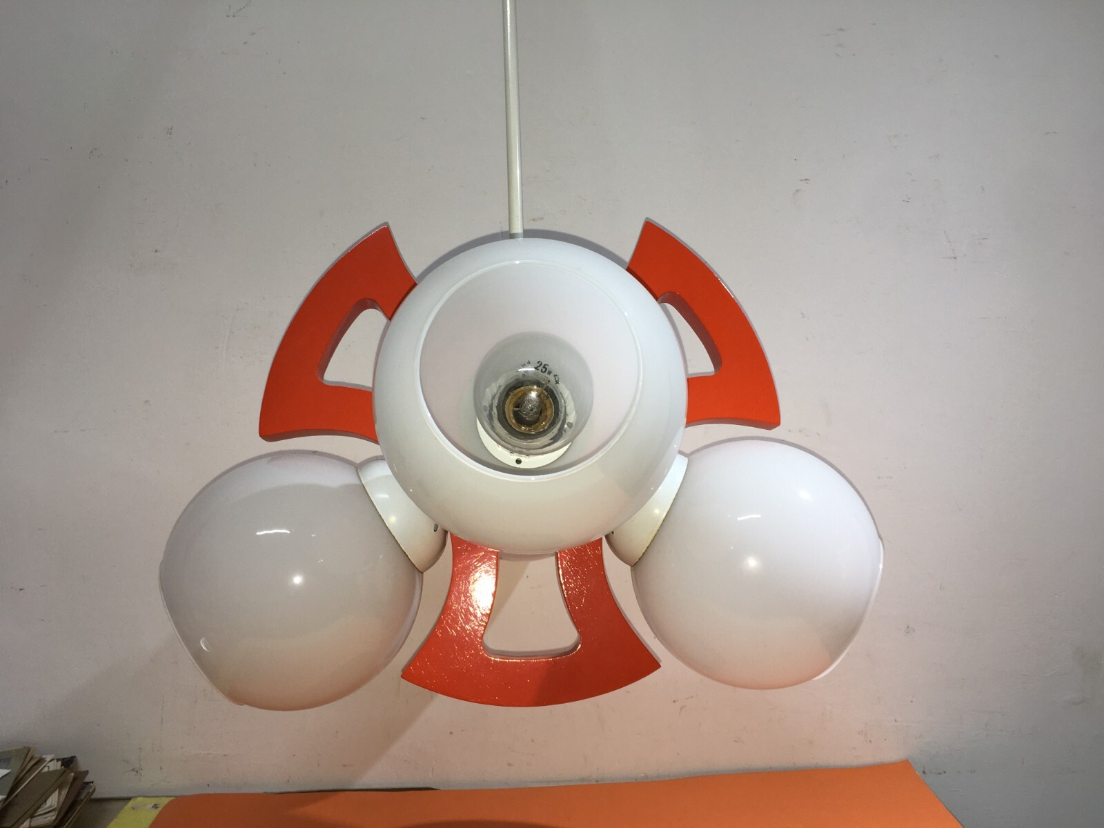 Lampadario Anni '70 In Legno Laccato Aragosta E Vetro