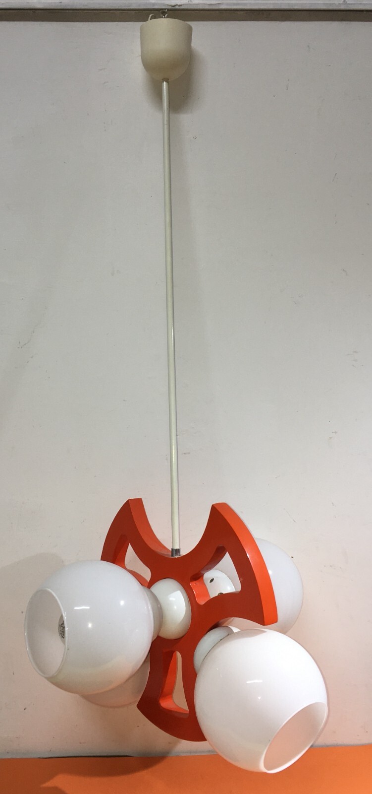 Lampadario Anni '70 In Legno Laccato Aragosta E Vetro