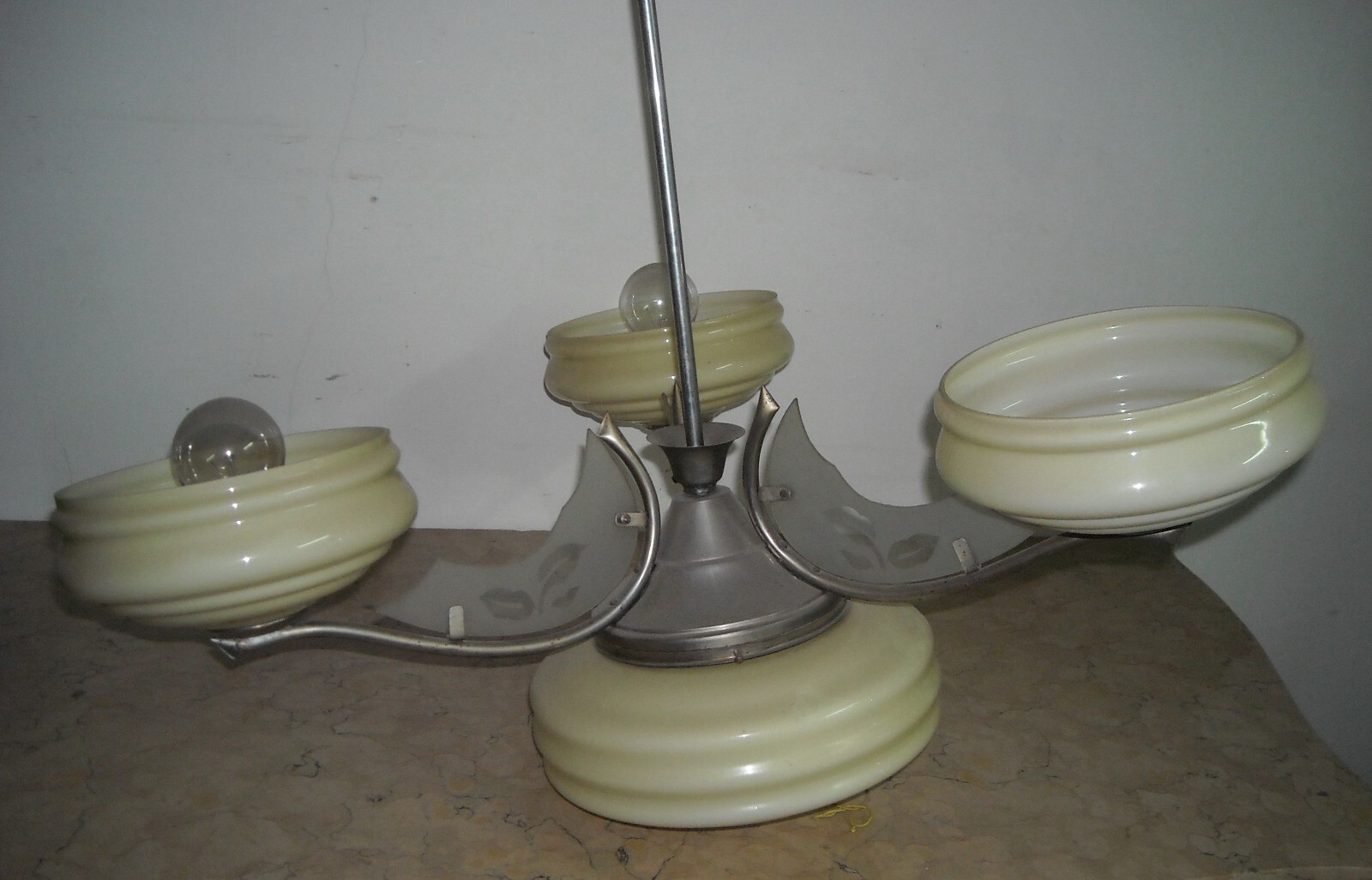 Lampadario Déco In Vetro Opalescente E Metallo Cromato