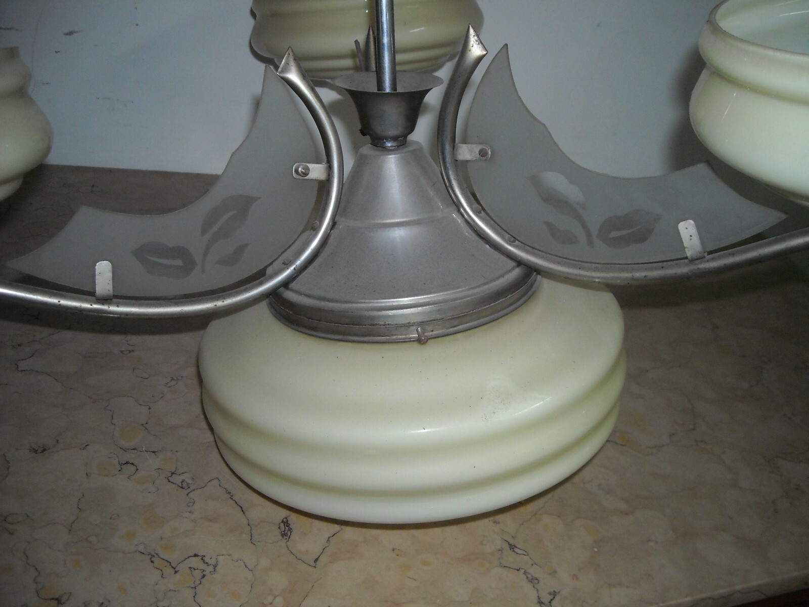 Lampadario Déco In Vetro Opalescente E Metallo Cromato