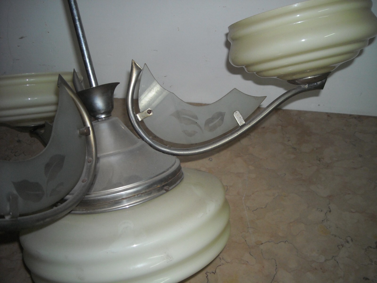 Lampadario Déco In Vetro Opalescente E Metallo Cromato