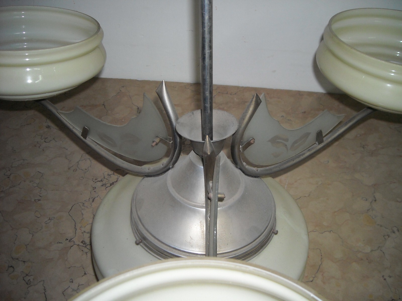 Lampadario Déco In Vetro Opalescente E Metallo Cromato