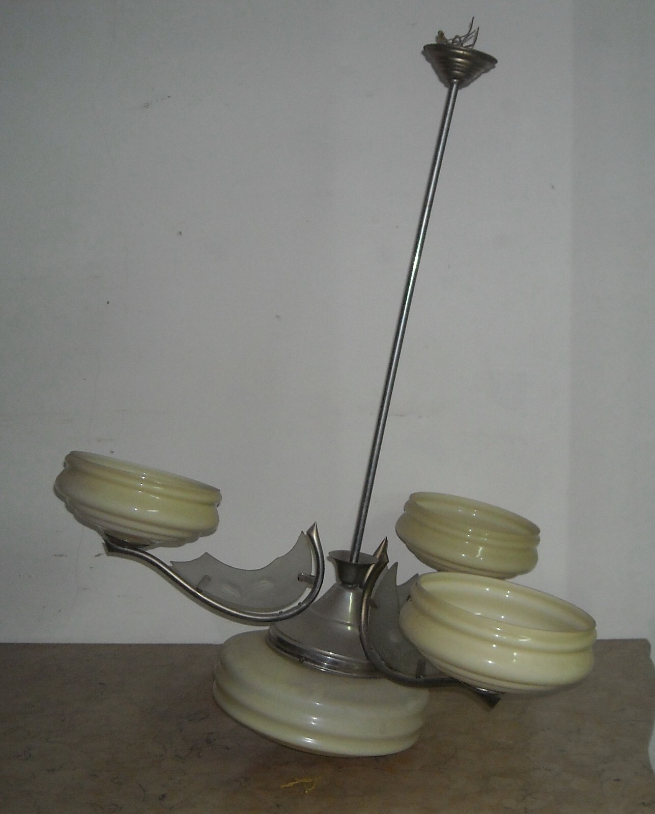 Lampadario Déco In Vetro Opalescente E Metallo Cromato