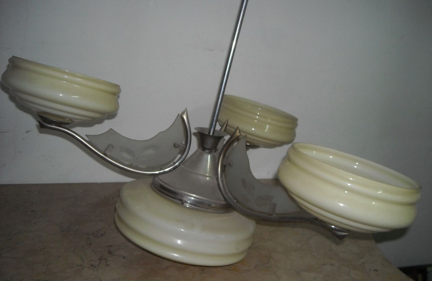 Lampadario Déco In Vetro Opalescente E Metallo Cromato