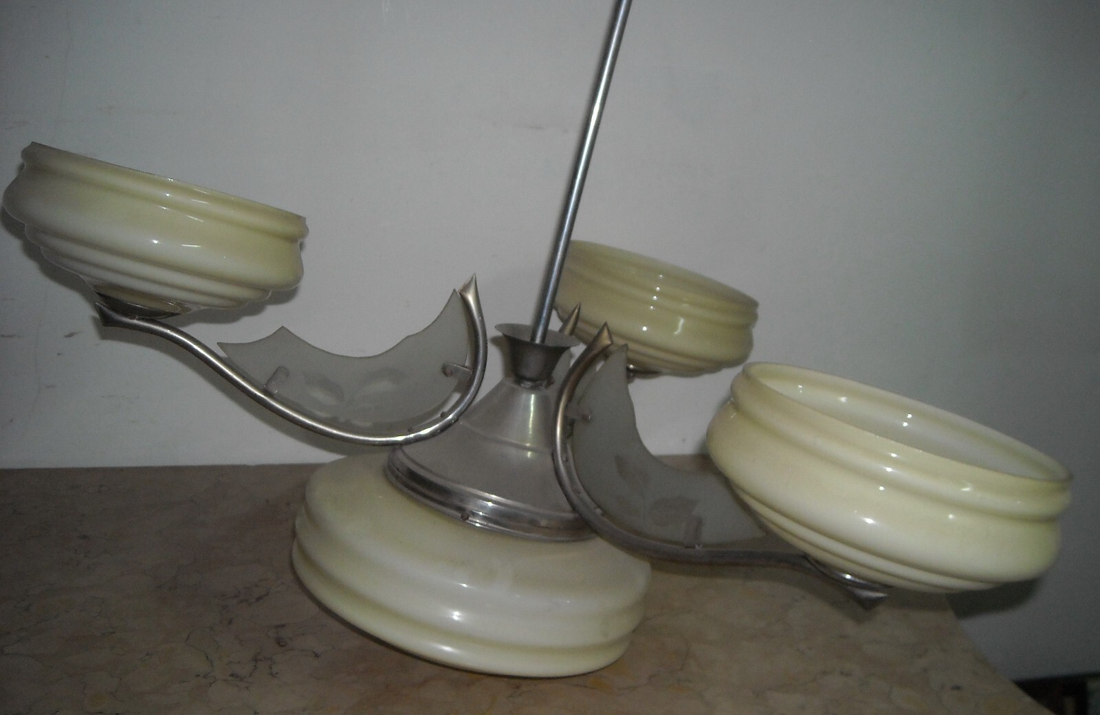 Lampadario Déco In Vetro Opalescente E Metallo Cromato