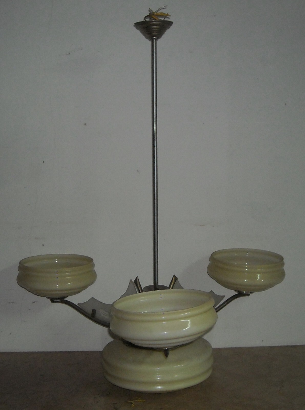 Lampadario Déco In Vetro Opalescente E Metallo Cromato