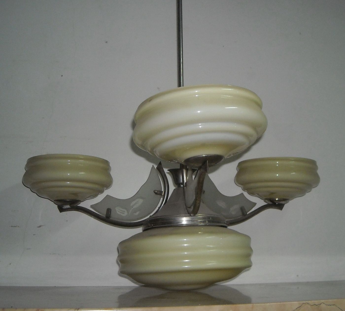 Lampadario Déco In Vetro Opalescente E Metallo Cromato