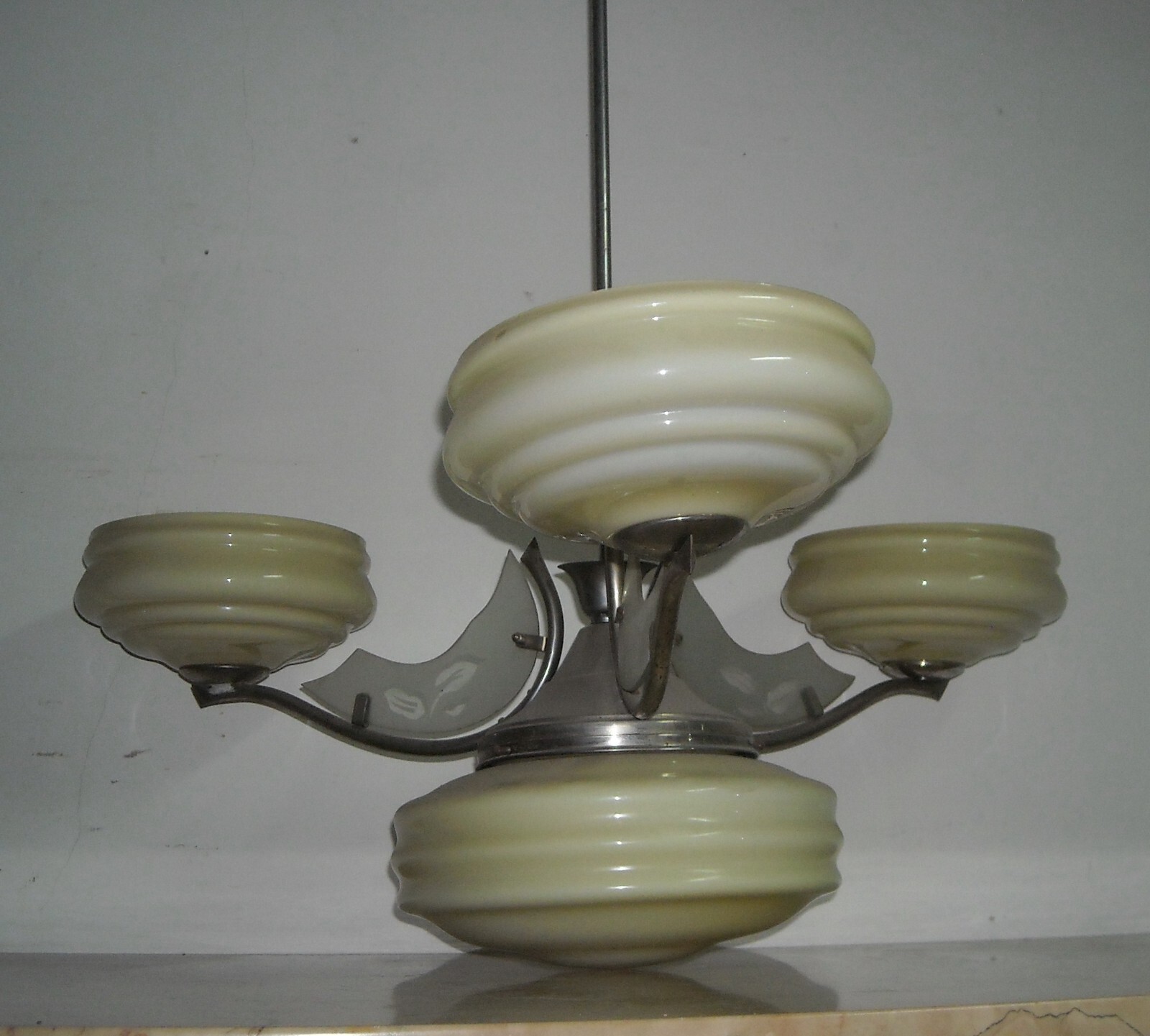 Lampadario Déco In Vetro Opalescente E Metallo Cromato