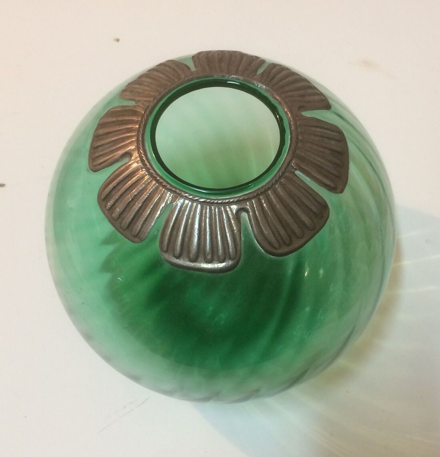 Boccia Decorativa In Vetro Verde Con Applicazioni In Metallo Argentato