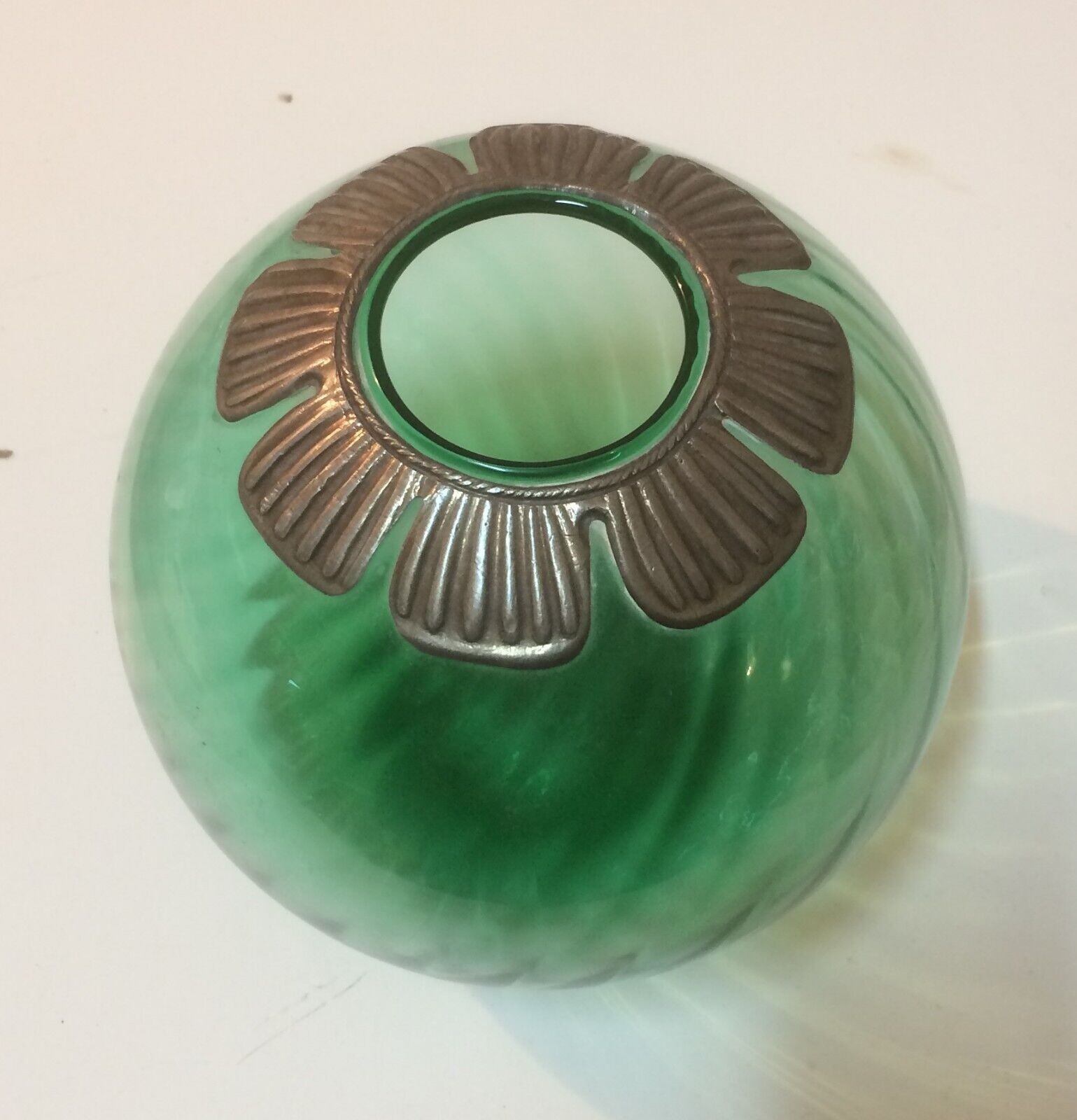 Boccia Decorativa In Vetro Verde Con Applicazioni In Metallo Argentato