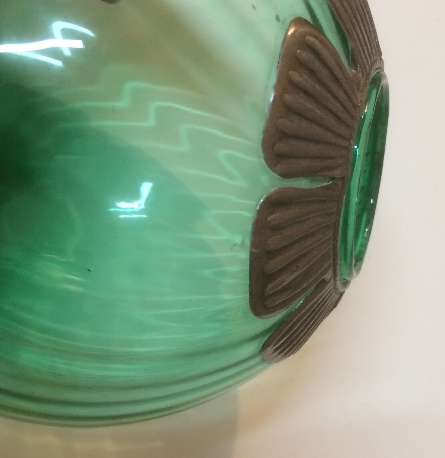 Boccia Decorativa In Vetro Verde Con Applicazioni In Metallo Argentato