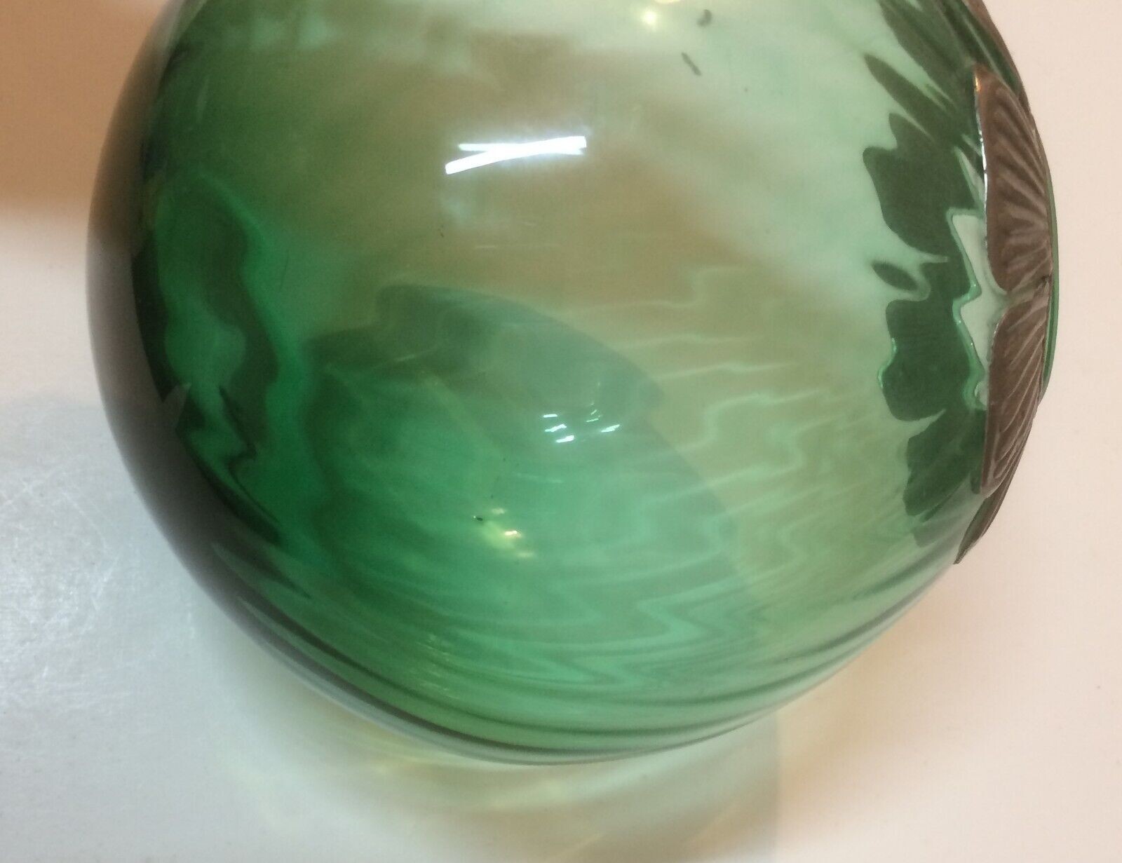 Boccia Decorativa In Vetro Verde Con Applicazioni In Metallo Argentato