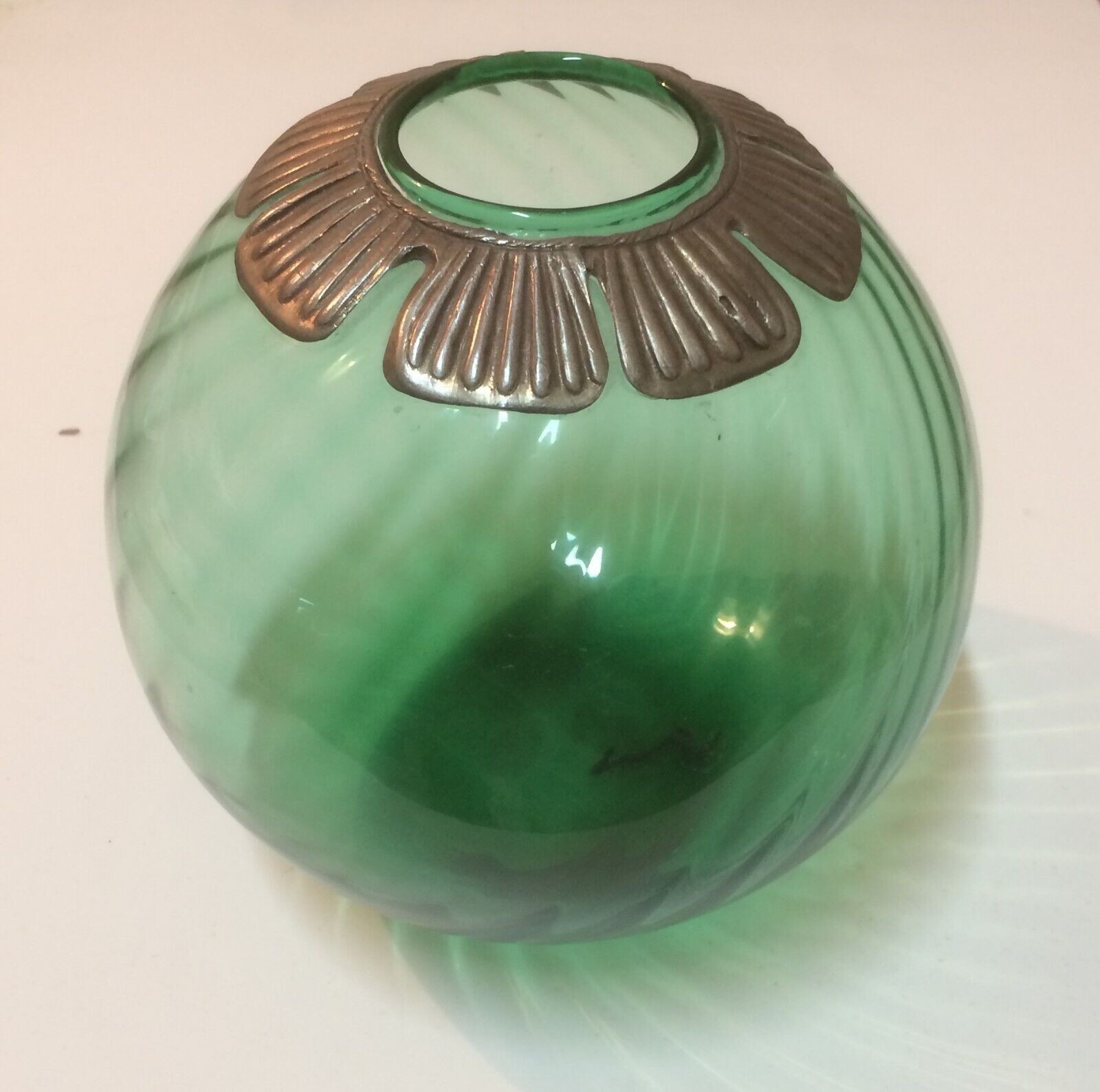 Boccia Decorativa In Vetro Verde Con Applicazioni In Metallo Argentato