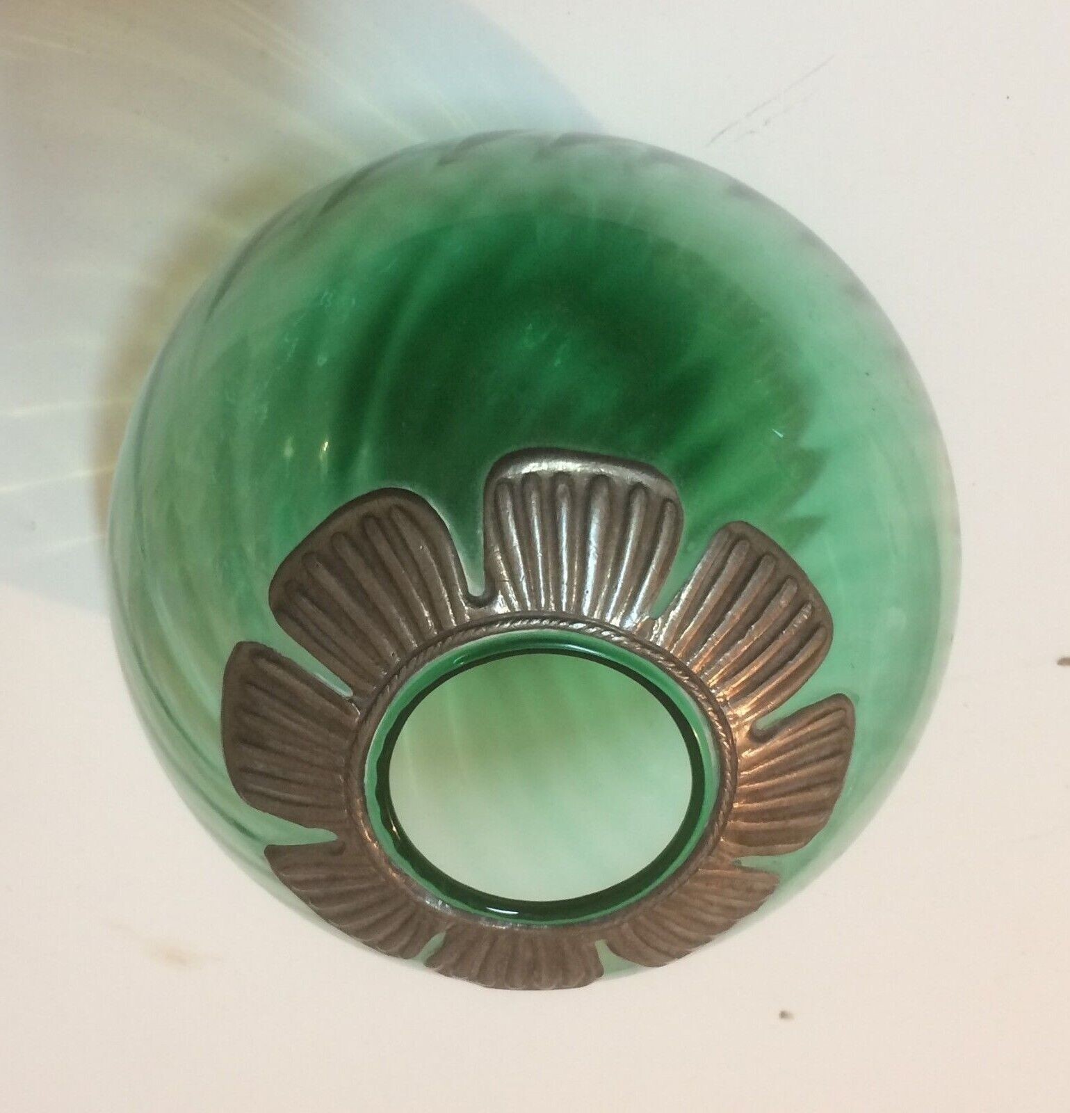 Boccia Decorativa In Vetro Verde Con Applicazioni In Metallo Argentato