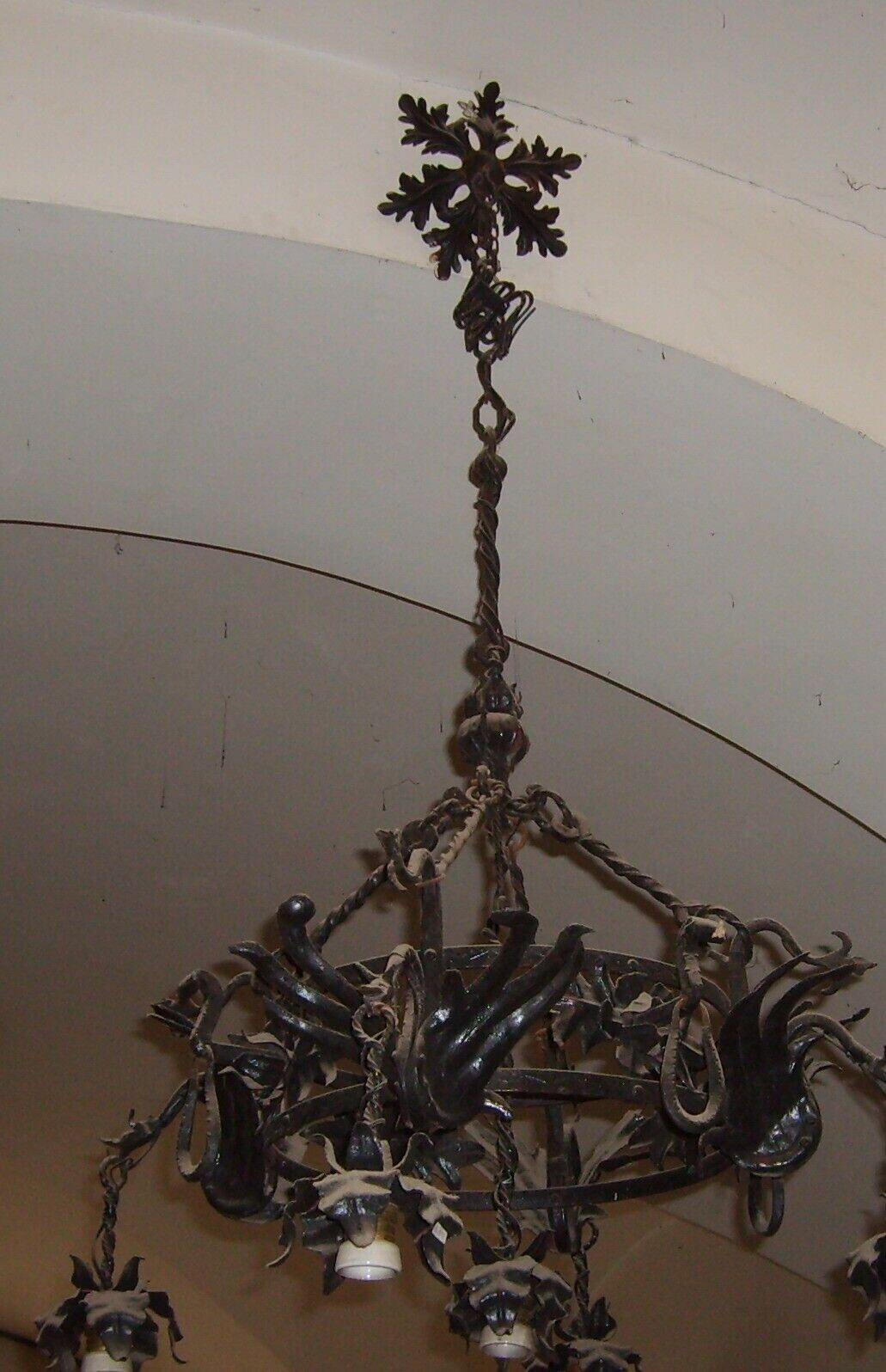 Lampadario Liberty In Ferro Battuto Con Draghi E Motivi Floreali