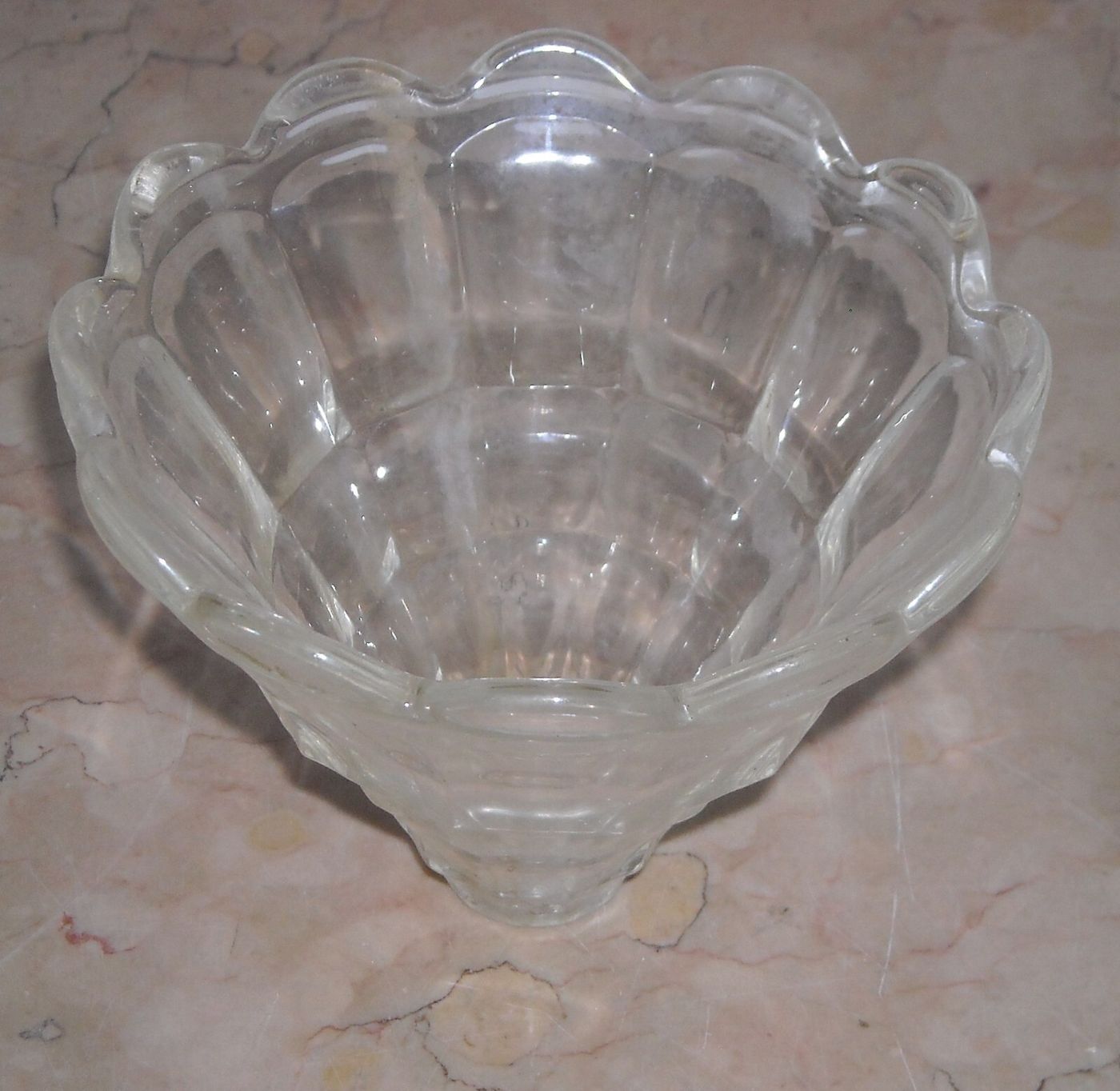 Vetro Da Collezione. Coppa Per Lampada, Lampadario O Applique d'Epoca. Novecento.