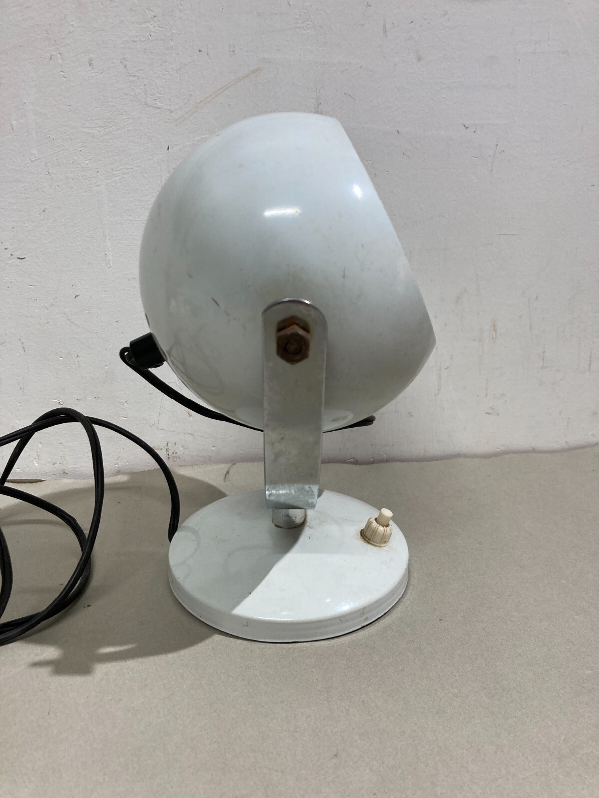 Lampada Da Tavolo Sferica In Metallo Laccato Bianco Stile Space Age