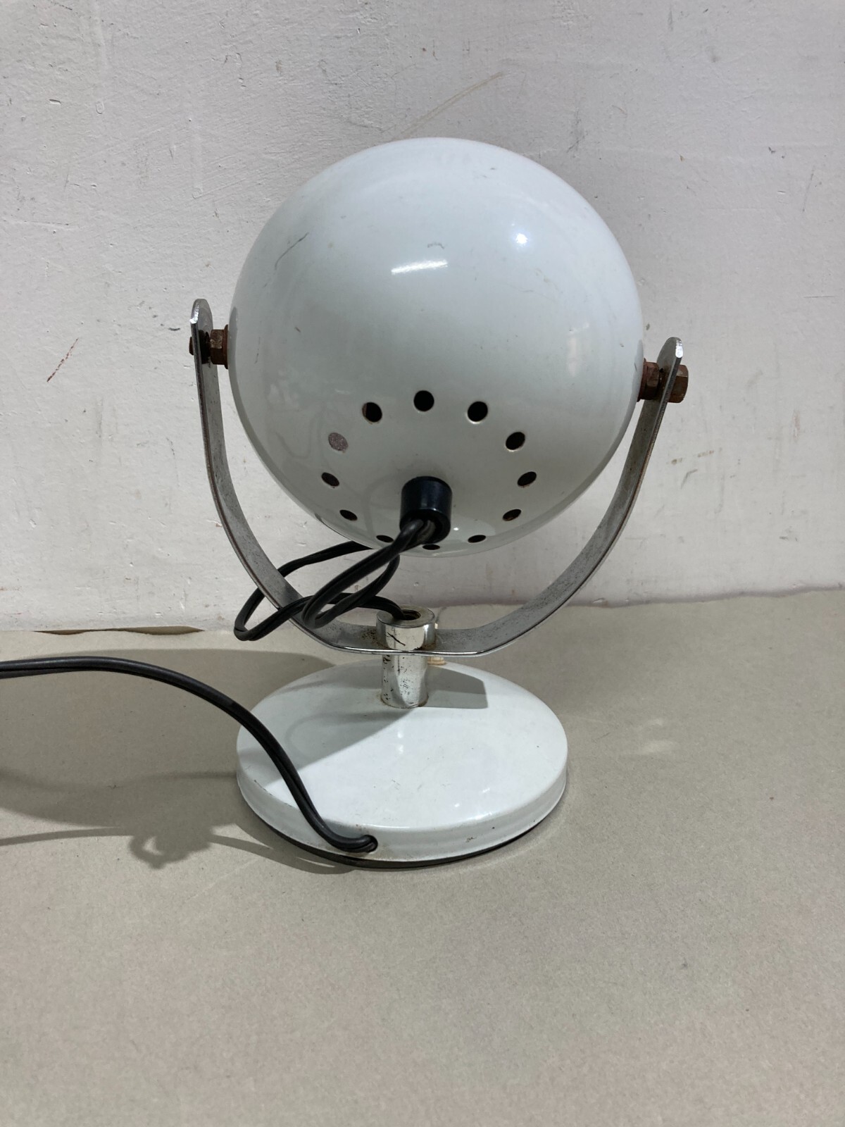 Lampada Da Tavolo Sferica In Metallo Laccato Bianco Stile Space Age