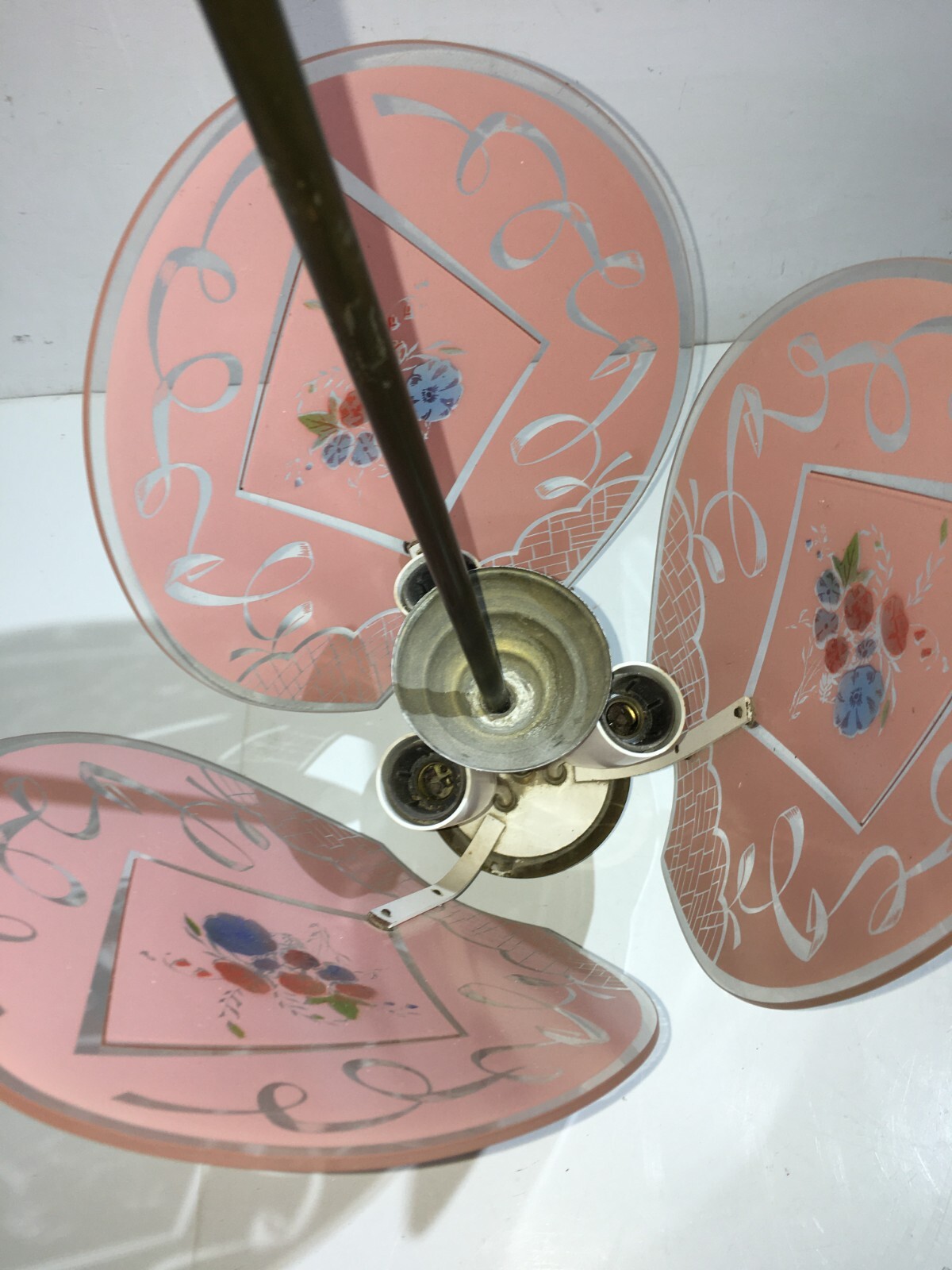 Decorativa Lampada d'Epoca. Lampadario Con Tre Vetri Decorativi