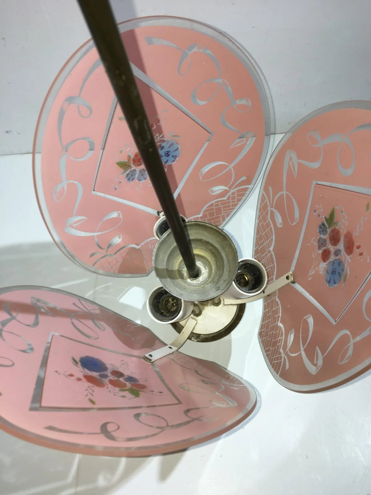 Decorativa Lampada d'epoca. Lampadario con Tre Vetri Decorativi