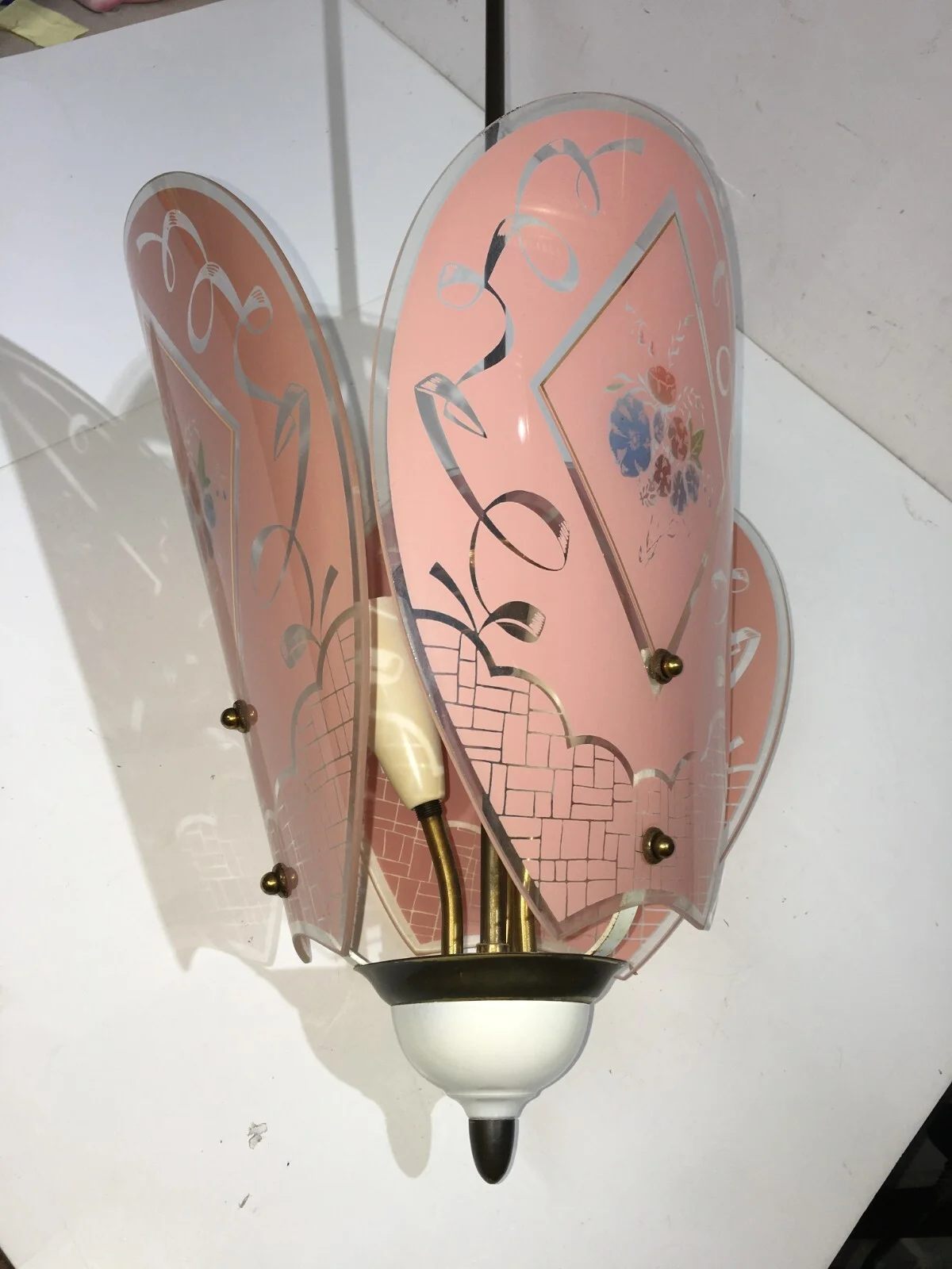Decorativa Lampada d'epoca. Lampadario con Tre Vetri Decorativi