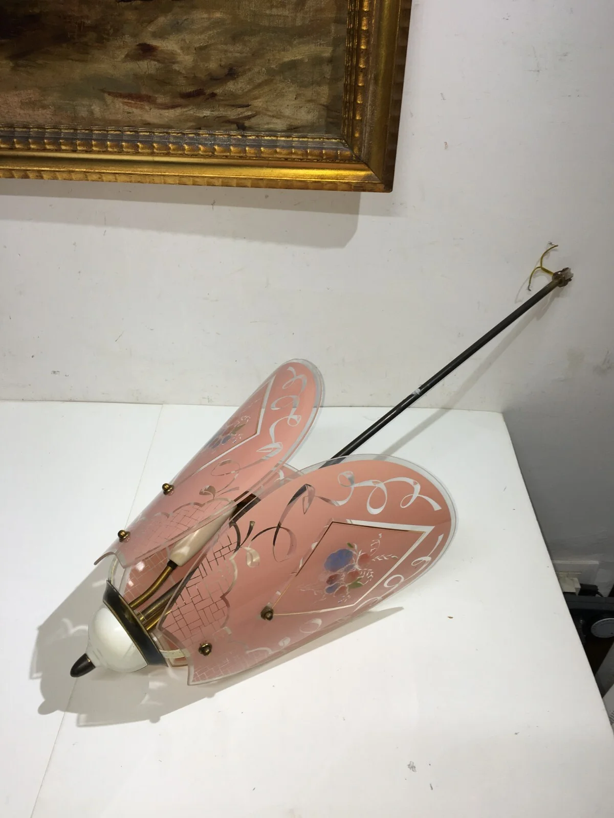 Decorativa Lampada d'epoca. Lampadario con Tre Vetri Decorativi