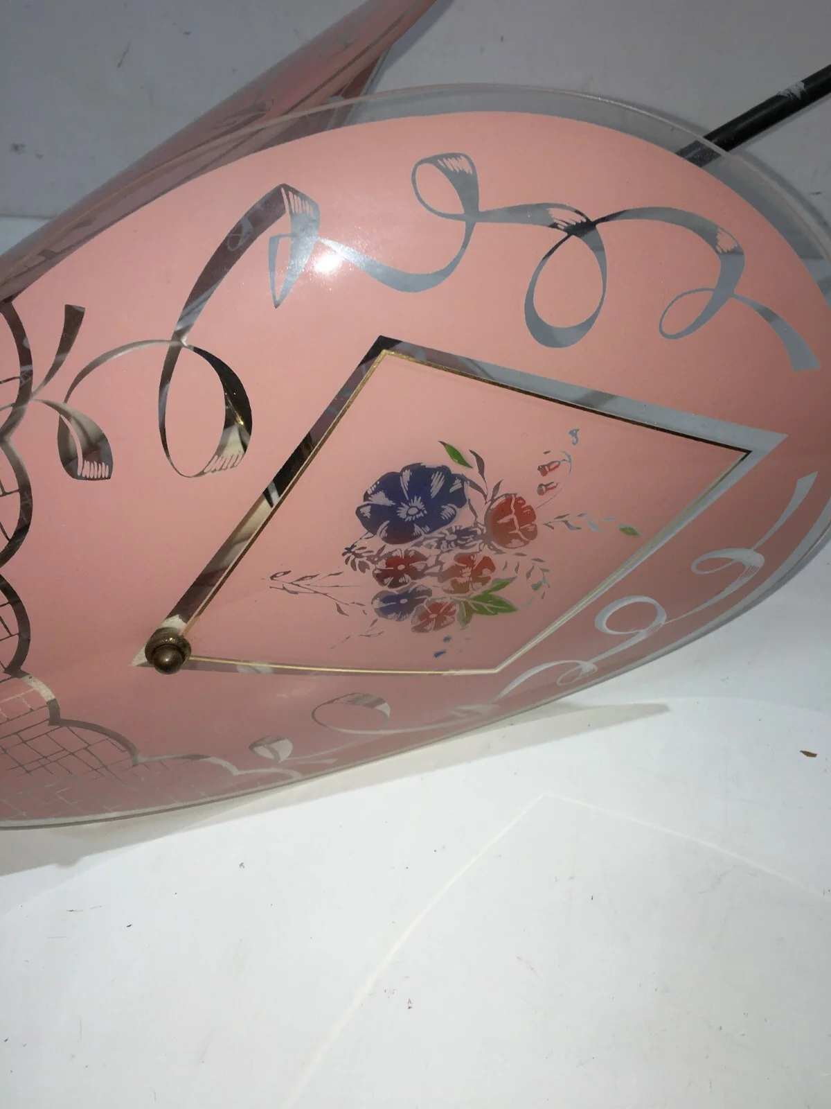 Decorativa Lampada d'epoca. Lampadario con Tre Vetri Decorativi