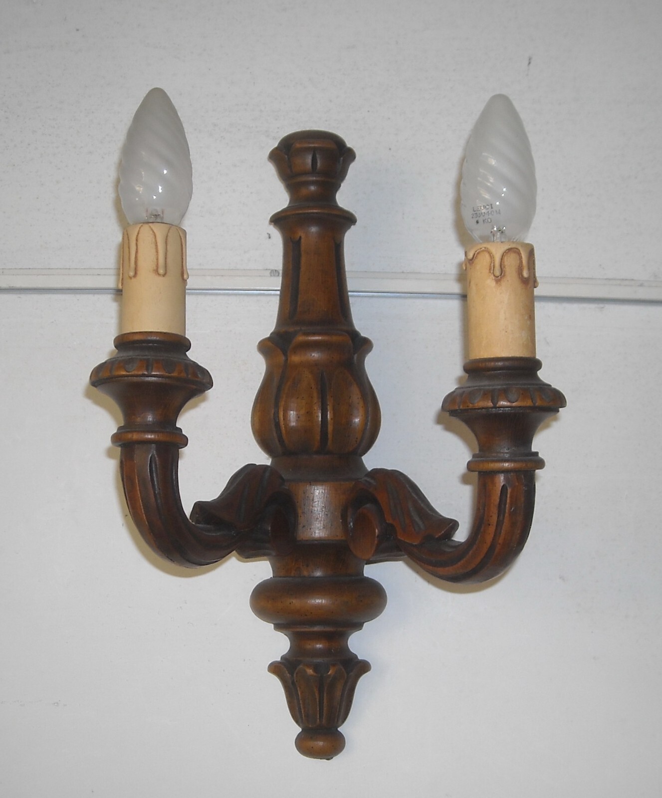 Lampada Applique In Legno Intagliato A Due Luci