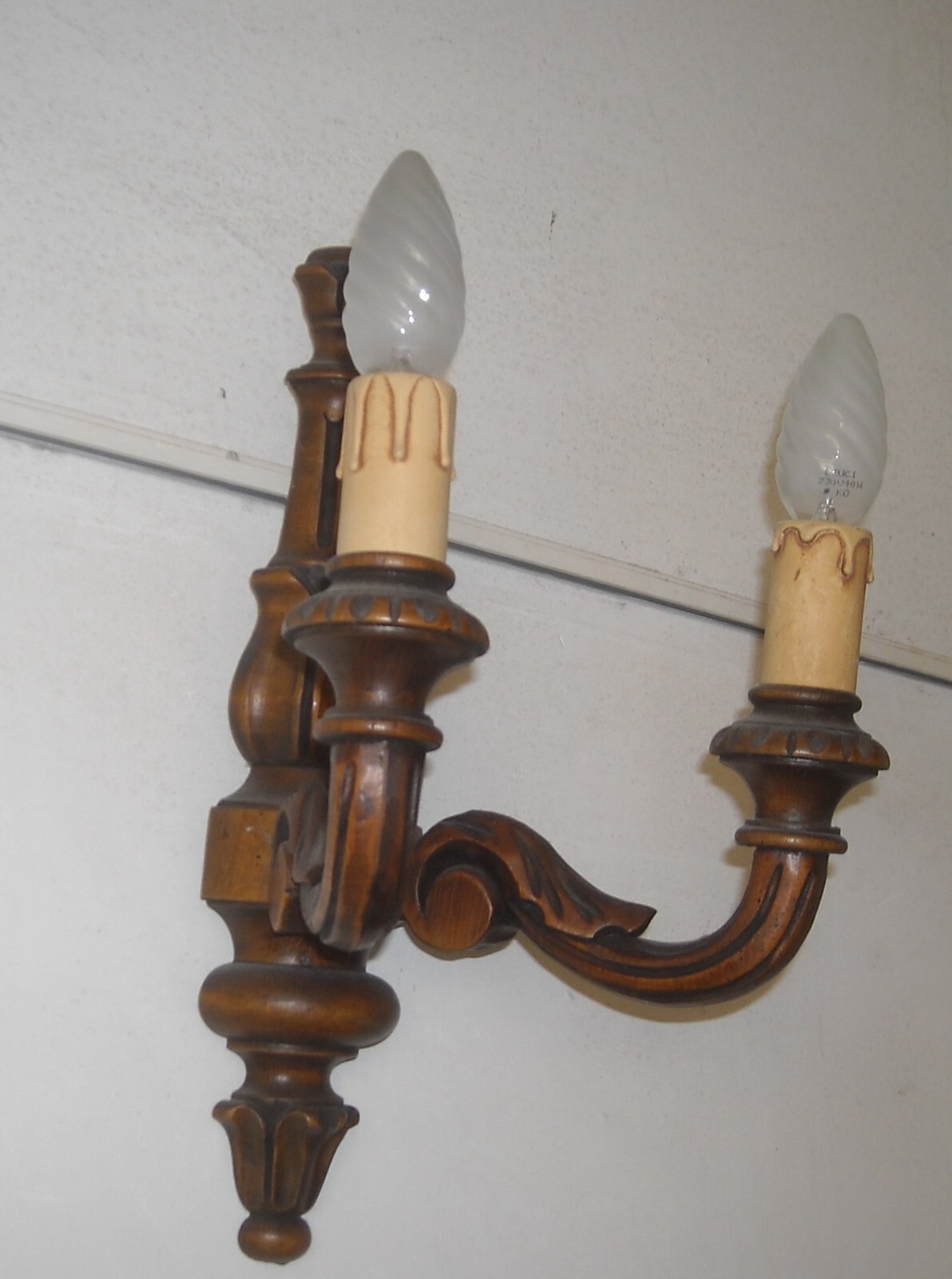Lampada Applique In Legno Intagliato A Due Luci