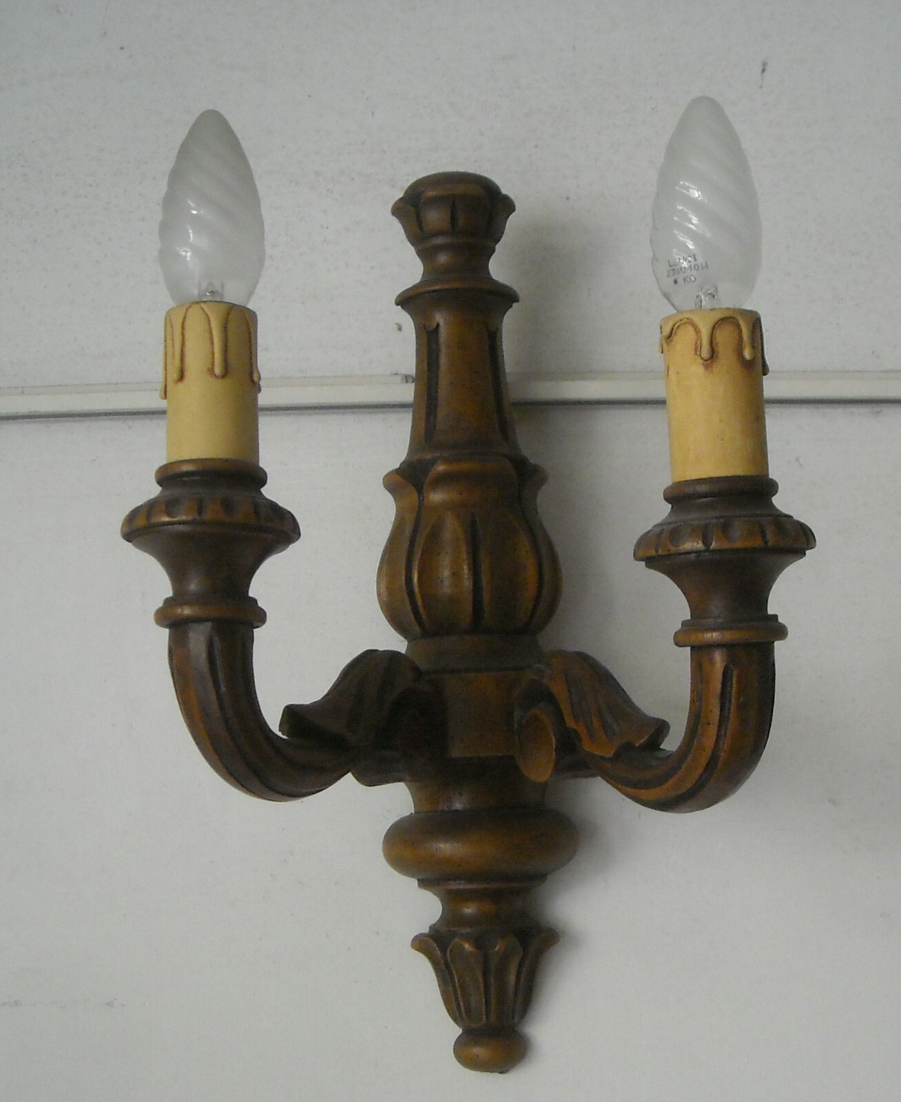 Lampada Applique In Legno Intagliato A Due Luci