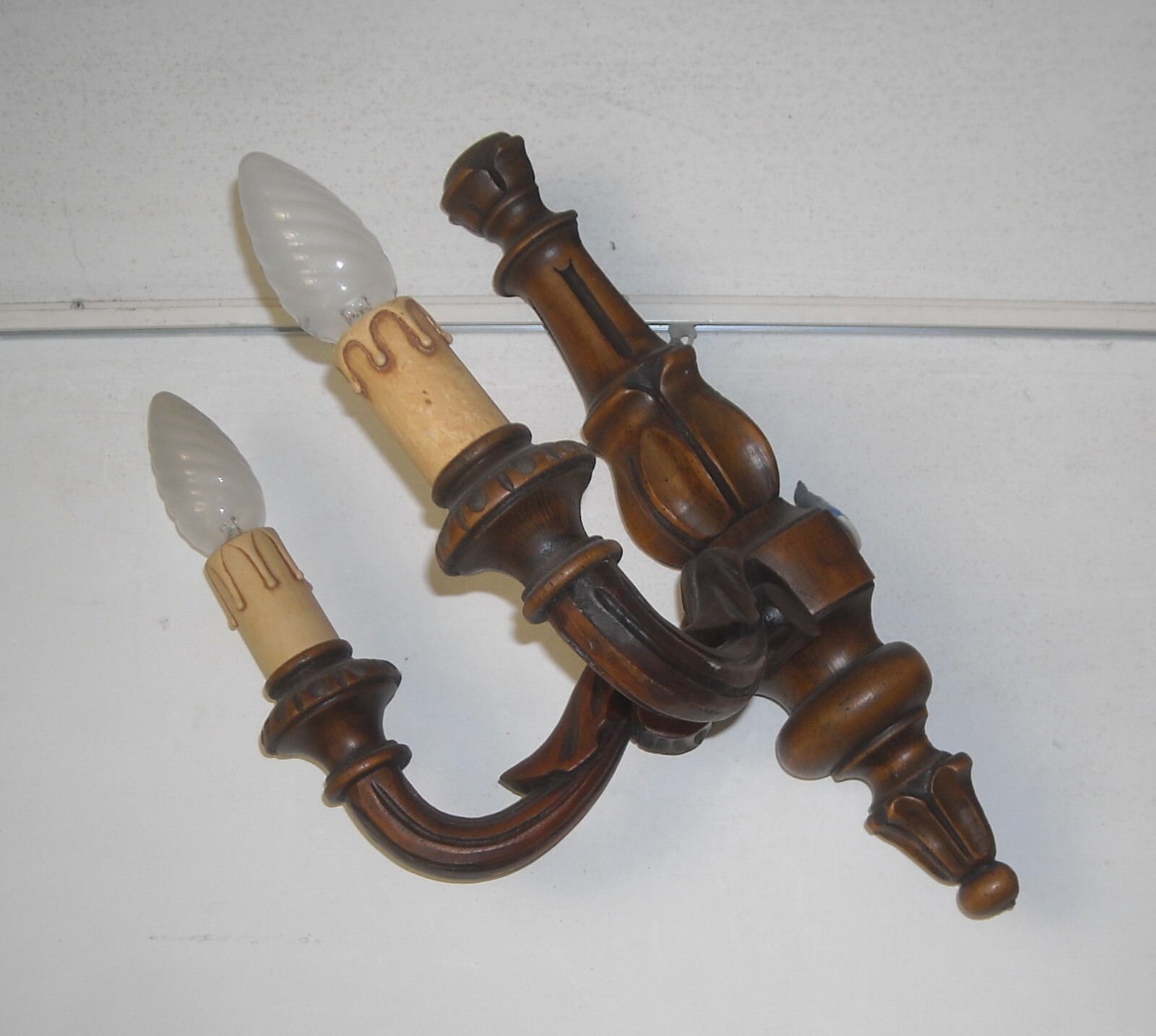 Lampada Applique In Legno Intagliato A Due Luci