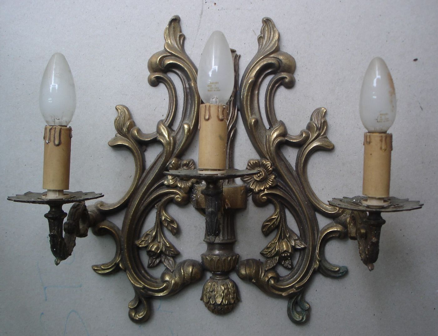 Lampada Applique Decorativa Con Modellato Artistico, Tre Luci