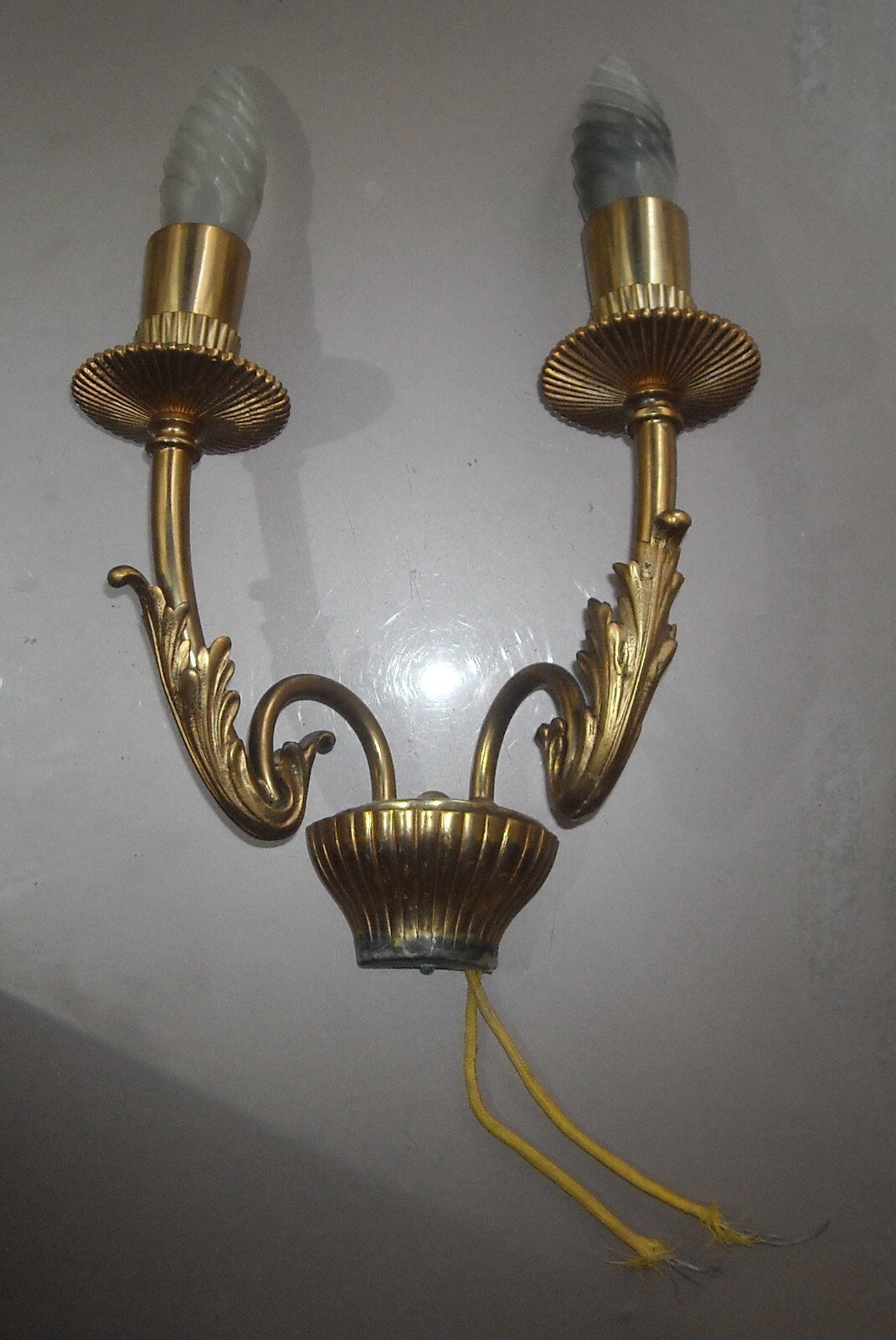 Lampada d'Epoca Con Decoro Artistico: Applique Dorata A Due Luci
