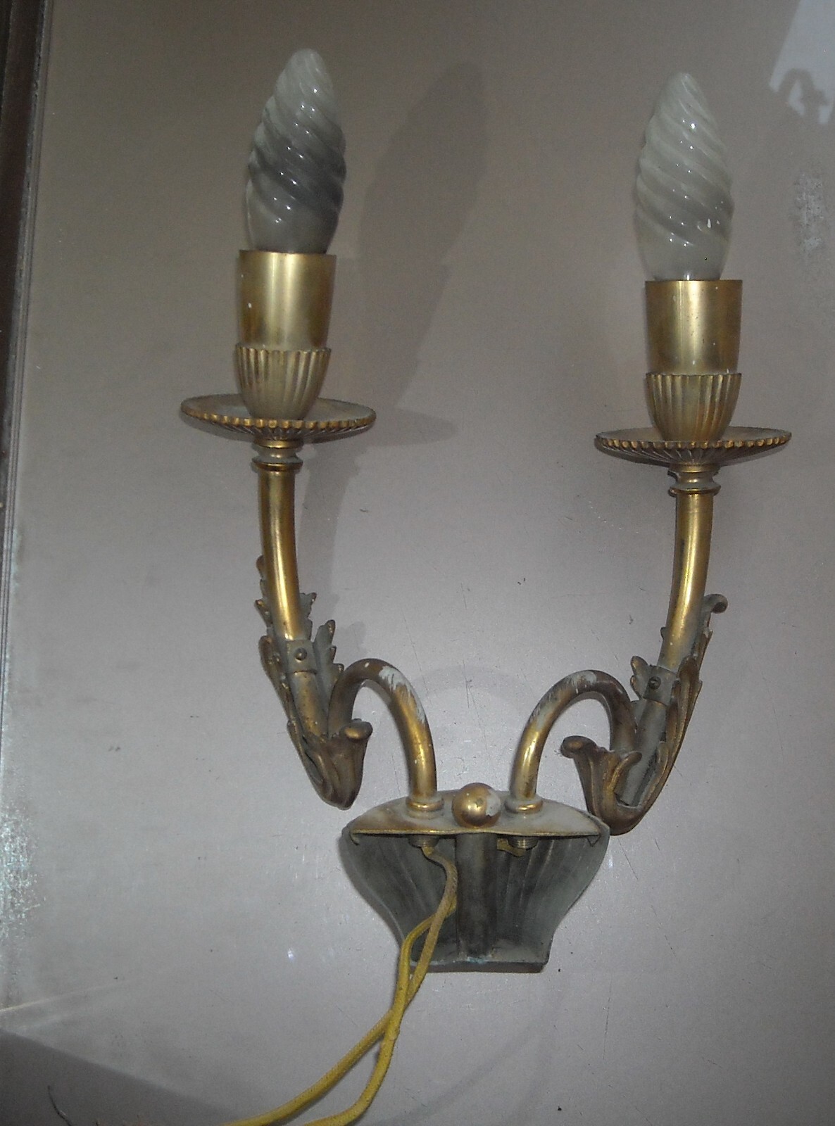 Lampada d'Epoca Con Decoro Artistico: Applique Dorata A Due Luci